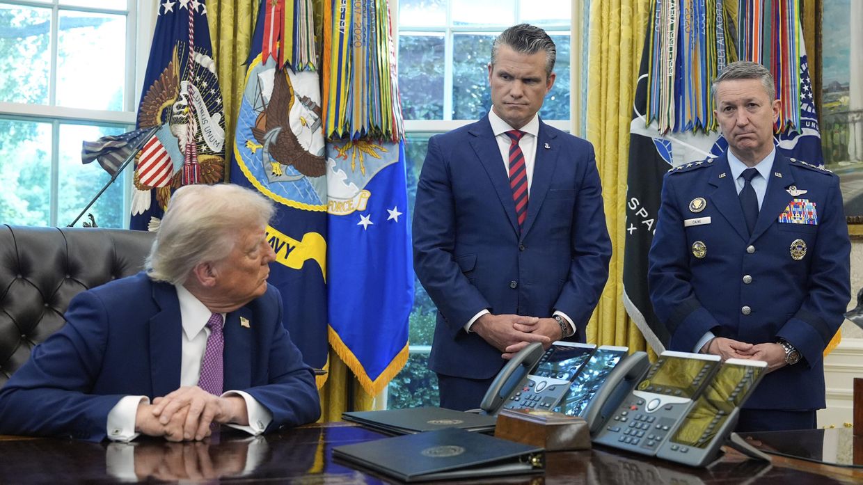 Президент Дональд Трамп с министром обороны Питом Хегсетом и председателем Объединенного комитета начальников штабов генералом Дэном Кейном в Овальном кабинете Белого дома. 5 сентября 2025 года.