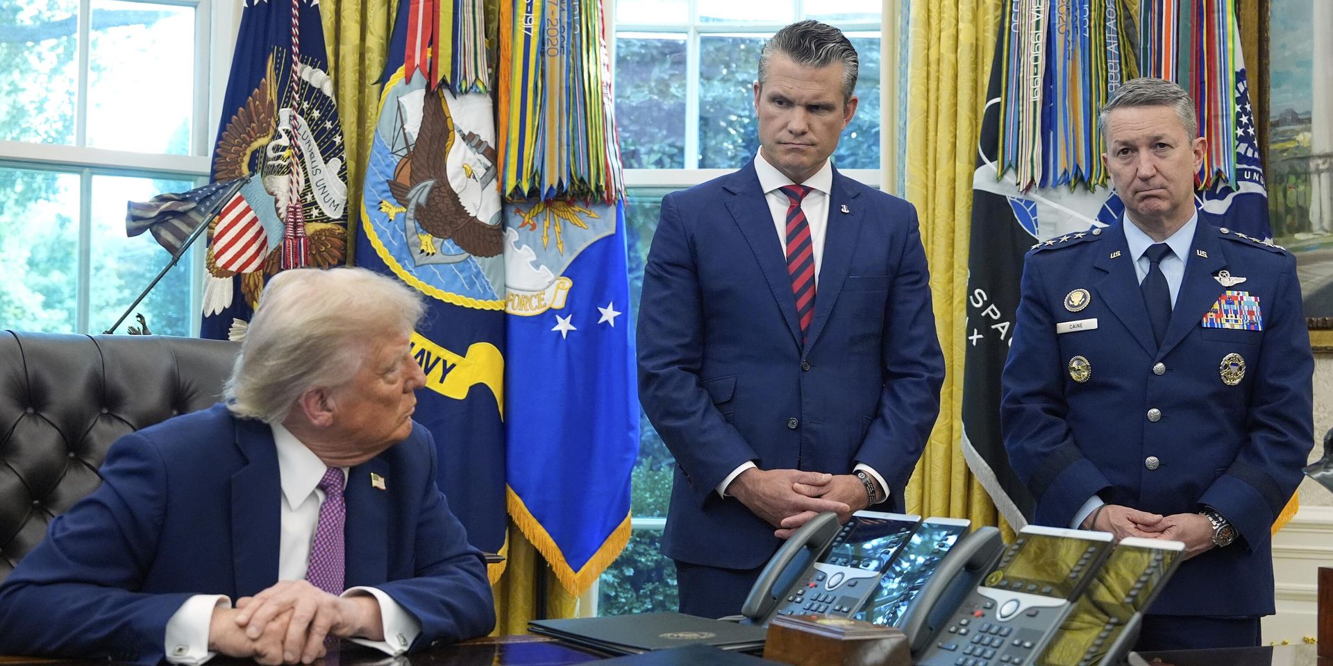 Президент Дональд Трамп с министром обороны Питом Хегсетом и председателем Объединенного комитета начальников штабов генералом Дэном Кейном в Овальном кабинете Белого дома. 5 сентября 2025 года. - ИноСМИ, 1920, 30.09.2025