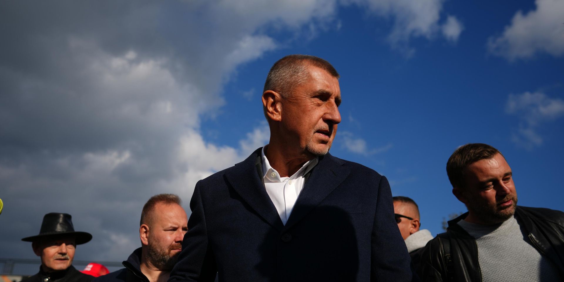 Экс-премьер Чехии и лидер оппозиционного движения ANO (Акция недовольных граждан) Андрей Бабиш со своими сторонниками во время митинга в преддверии парламентских выборов в Праге - ИноСМИ, 1920, 01.10.2025