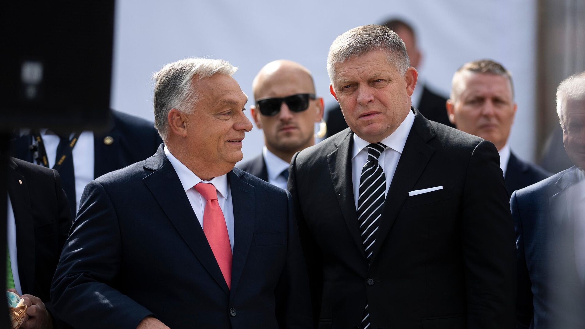 Премьер-министр Венгрии Виктор Орбан (слева) и его словацкий коллега Роберт Фицо - ИноСМИ, 1920, 14.11.2025