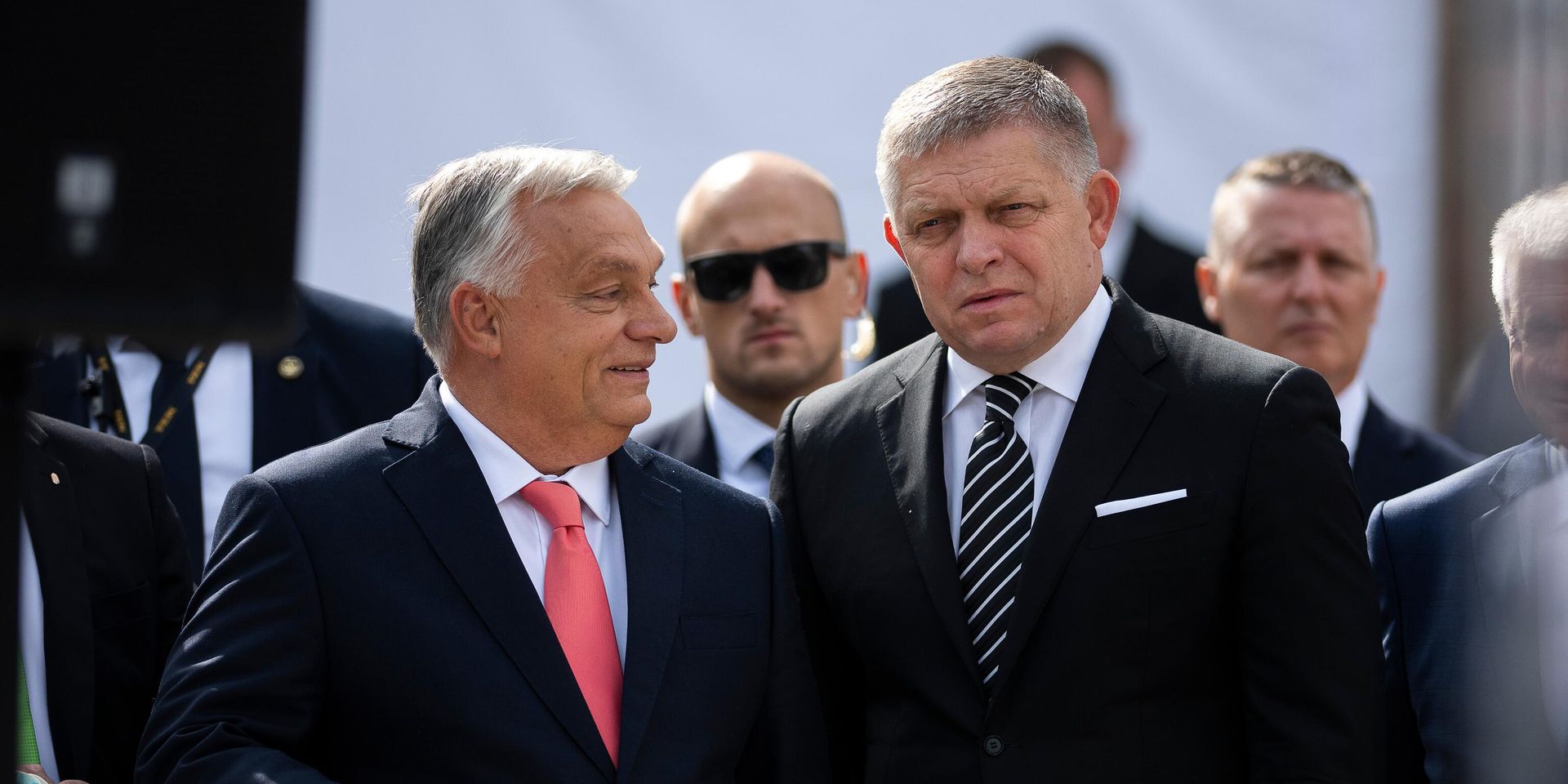 Премьер-министр Венгрии Виктор Орбан (слева) и его словацкий коллега Роберт Фицо - ИноСМИ, 1920, 11.11.2025