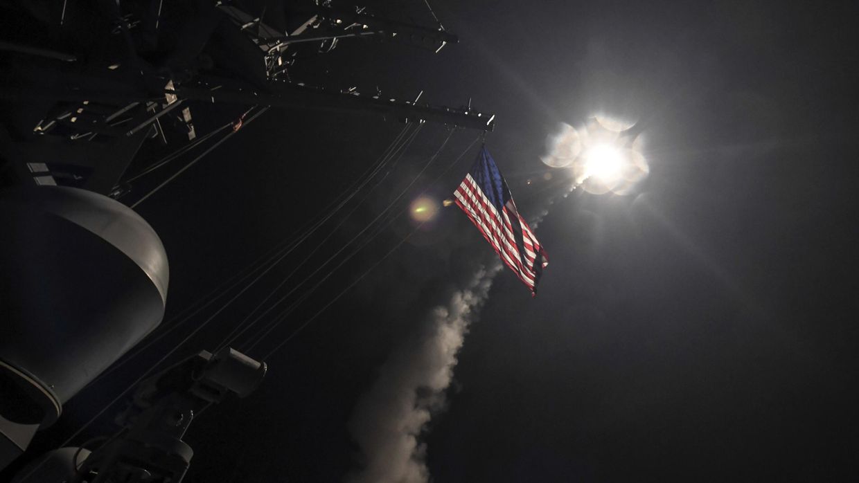 На снимке, предоставленном ВМС США, эсминец USS Porter запускает ракету Tomahawk в Средиземном море по цели в Сирии 7 апреля 2017 года.