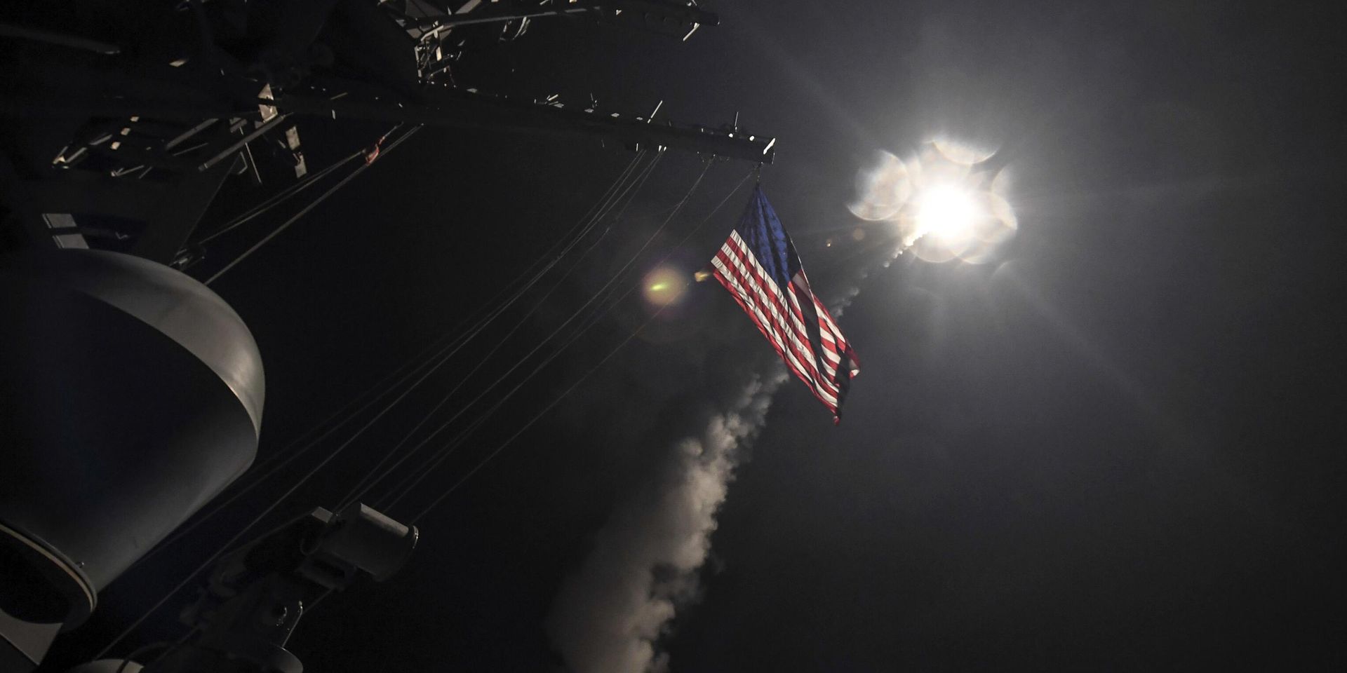 На снимке, предоставленном ВМС США, эсминец USS Porter запускает ракету Tomahawk в Средиземном море по цели в Сирии 7 апреля 2017 года. - ИноСМИ, 1920, 20.06.2026