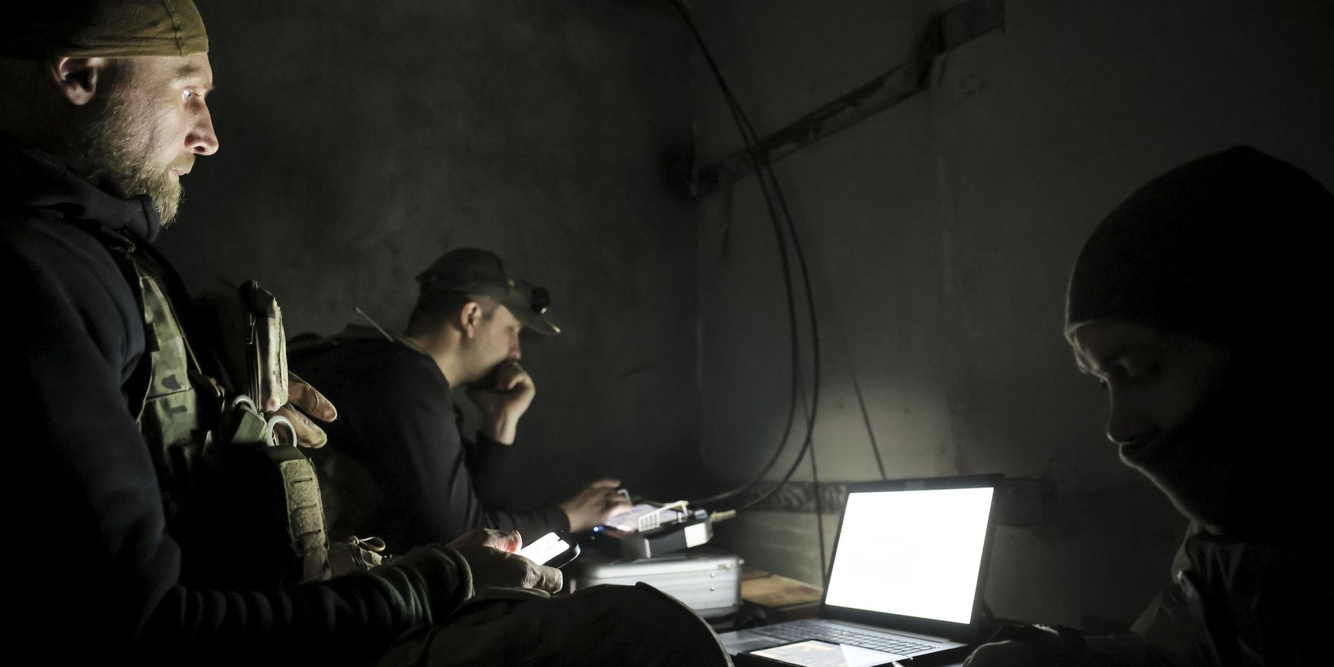 Военнослужащие Украины пилотируют беспилотники в укрытии на линии фронта недалеко от города Часов Яр. 15 мая 2025 года - ИноСМИ, 1920, 03.10.2025
