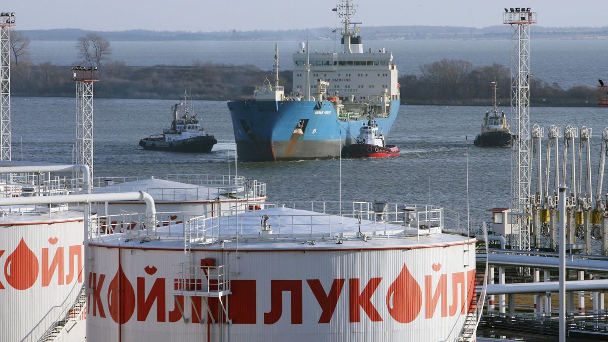 Танкер у нефтяного терминала ООО ЛУКОЙЛ-Транс