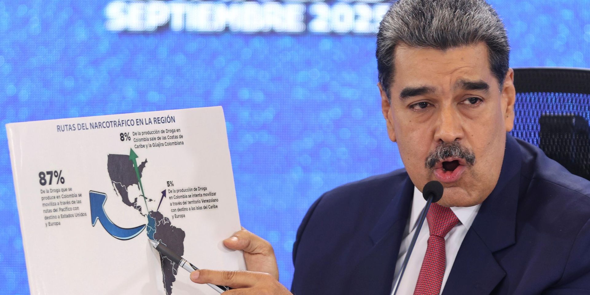 Президент Венесуэлы Николас Мадуро показывает карту маршрутов незаконного оборота наркотиков в регионе Северной и Южной Америки на пресс-конференции в Каракасе, Венесуэла, 15 сентября 2025 года. - ИноСМИ, 1920, 03.10.2025