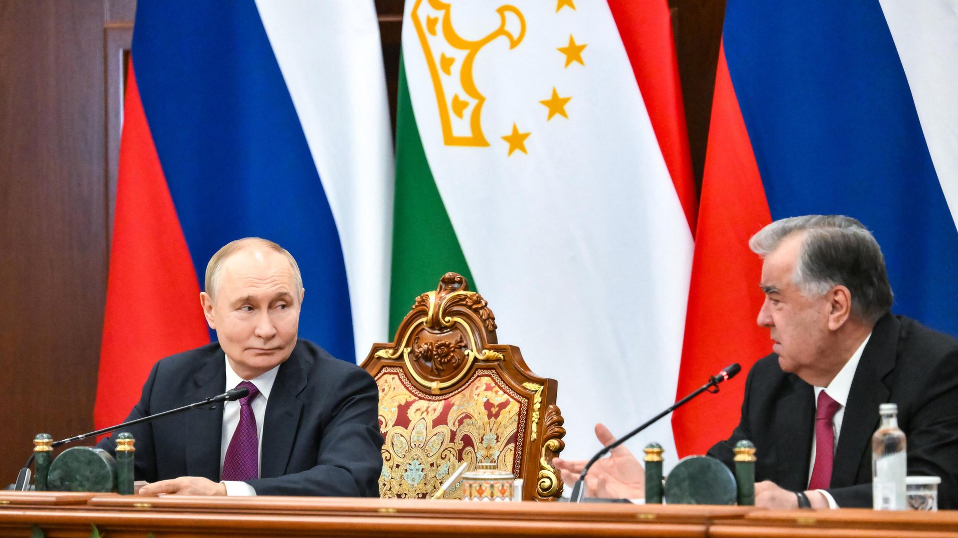  Президент РФ Владимир Путин и президент Таджикистана Эмомали Рахмон во Дворце Нации в Душанбе 9 октября 2025 года - ИноСМИ, 1920, 09.10.2025