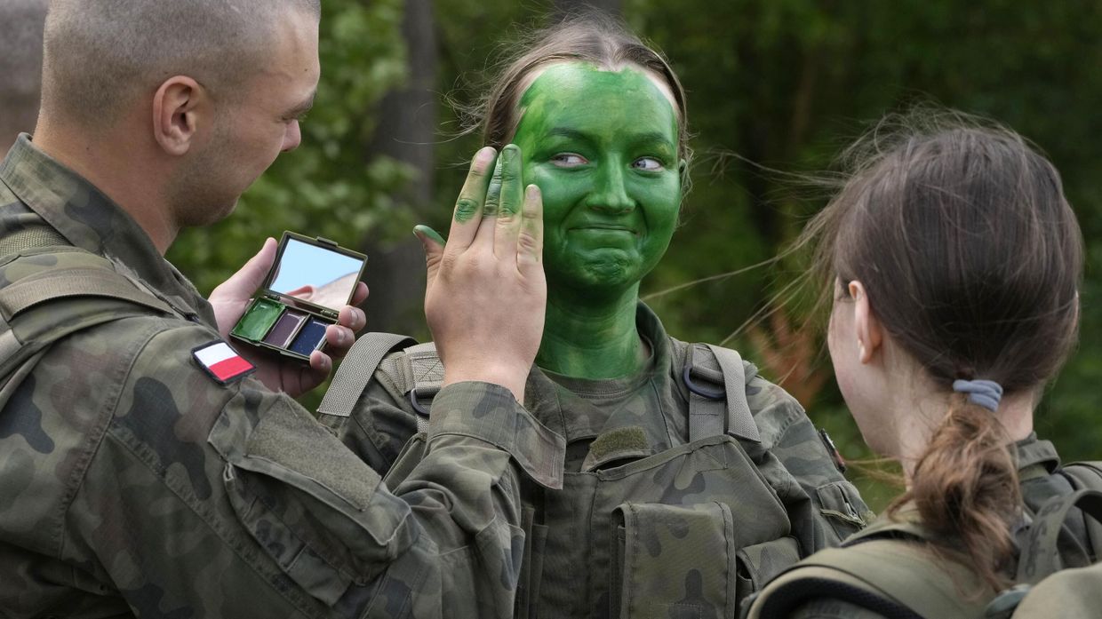 Добровольцы польской армии во время базовой подготовки в Новогруде, Польша