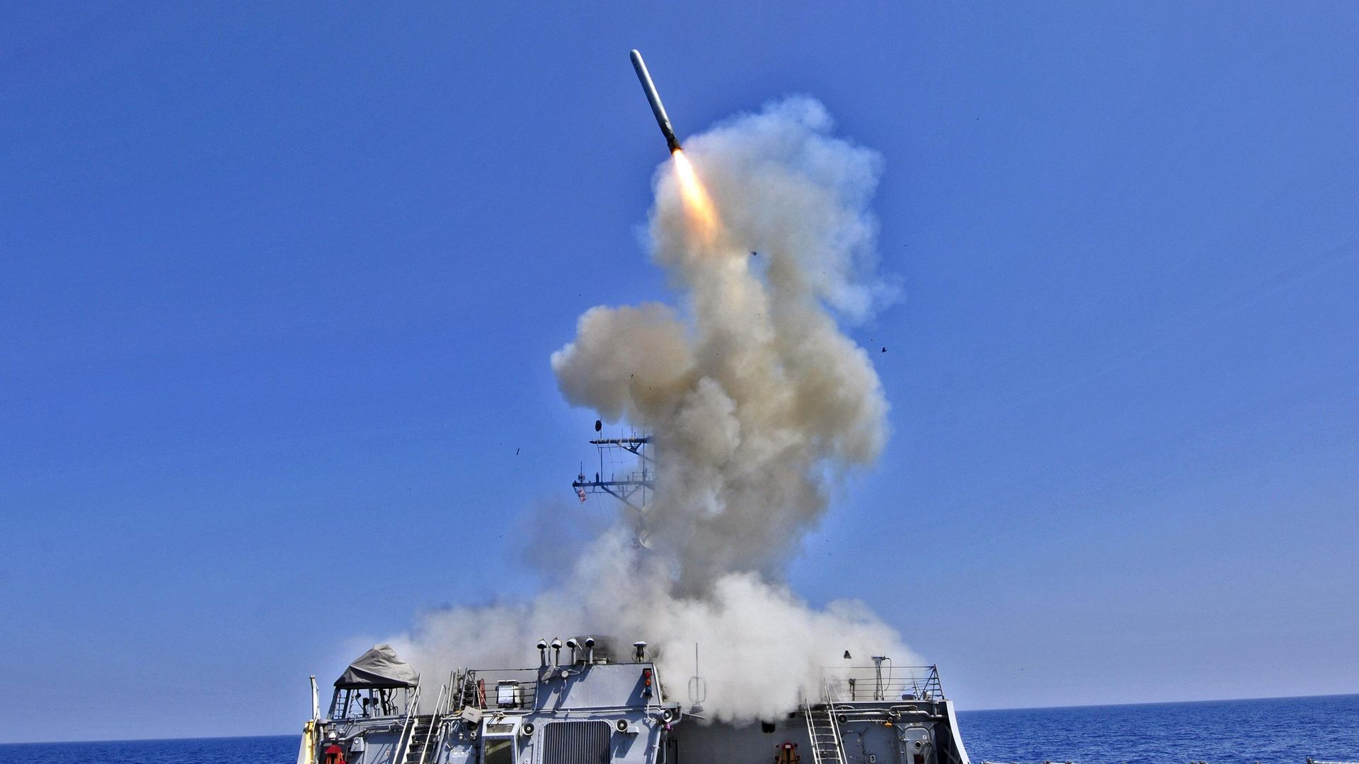 Эсминец USS Barry (DDG 52) ВМС США запускает крылатую ракету Томагавк по Ливии в поддержку операции Odyssey Dawn 29 марта 2011 года - ИноСМИ, 1920, 15.10.2025