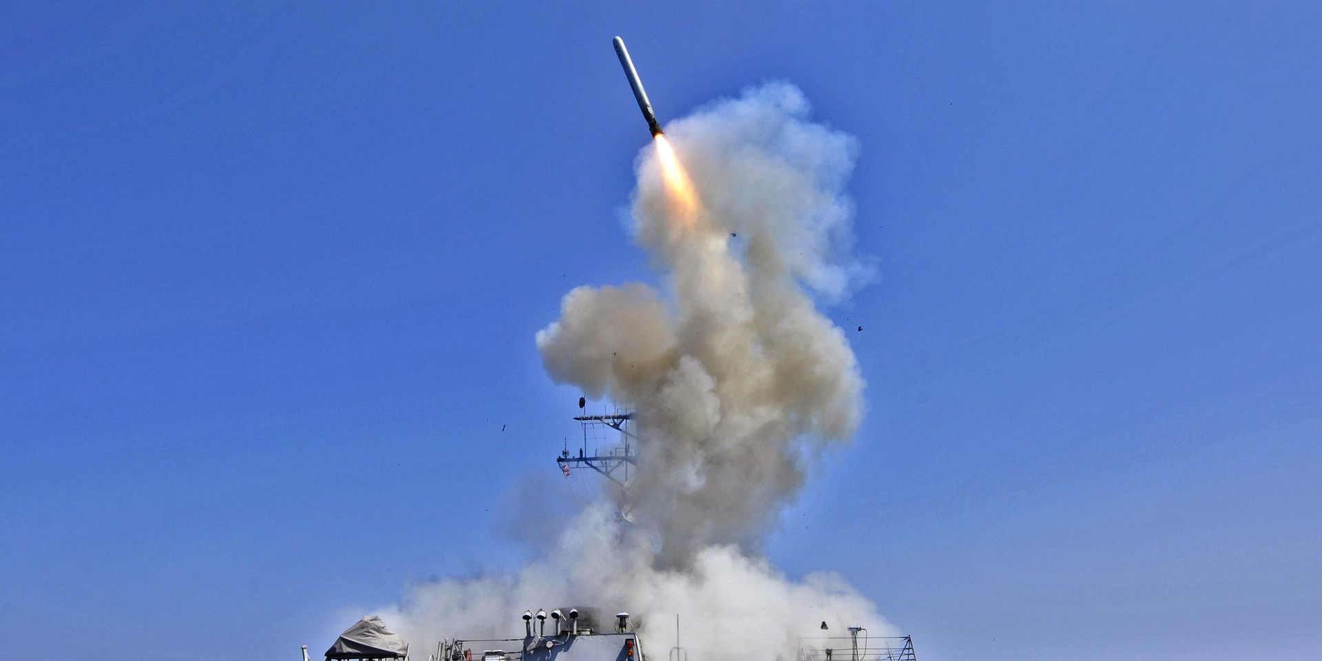Эсминец USS Barry (DDG 52) ВМС США запускает крылатую ракету Томагавк по Ливии в поддержку операции Odyssey Dawn 29 марта 2011 года - ИноСМИ, 1920, 15.10.2025