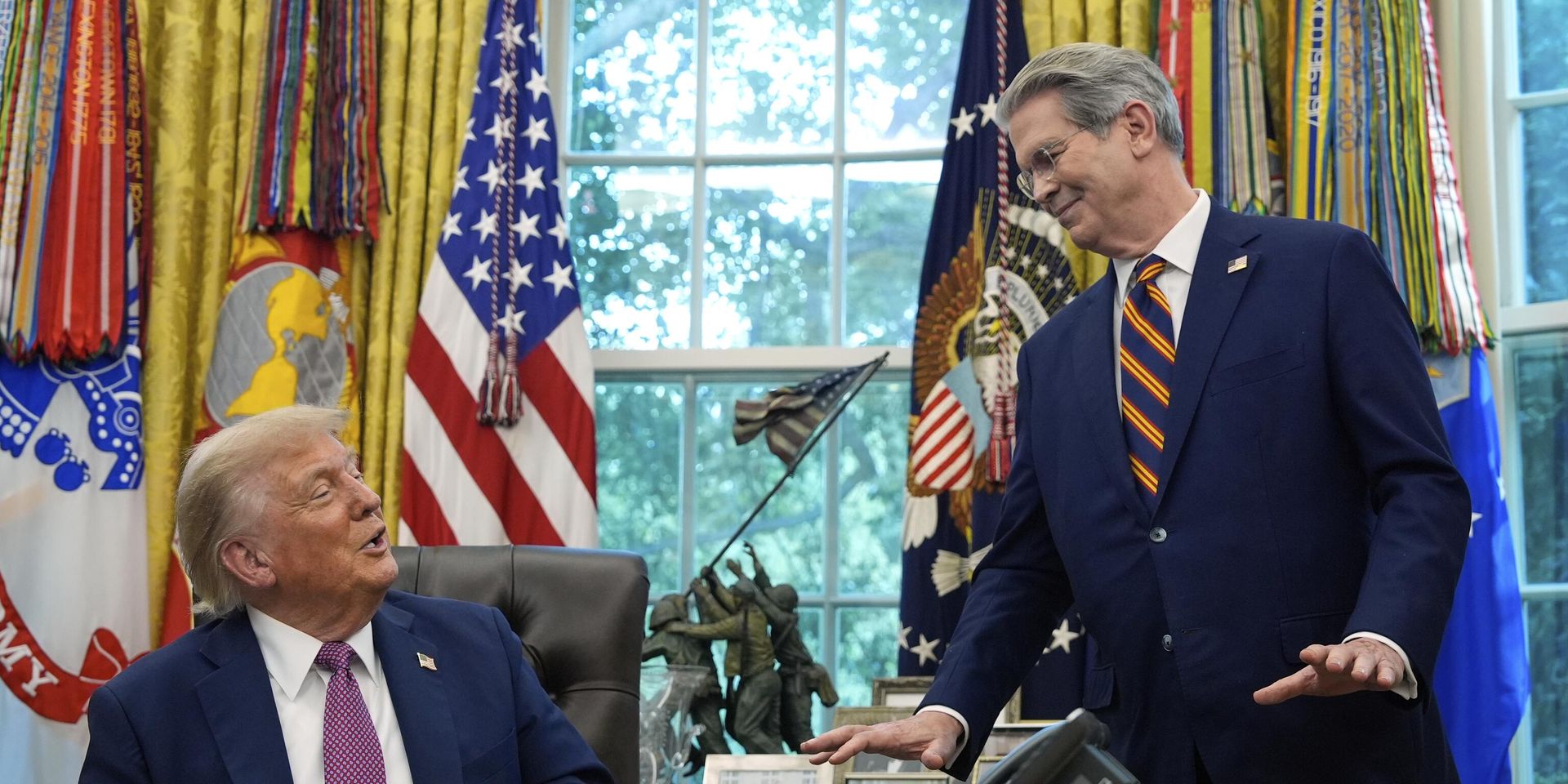 Министр финансов США Скотт Бессент у президента Дональда Трампа в Овальном кабинете - ИноСМИ, 1920, 20.06.2026