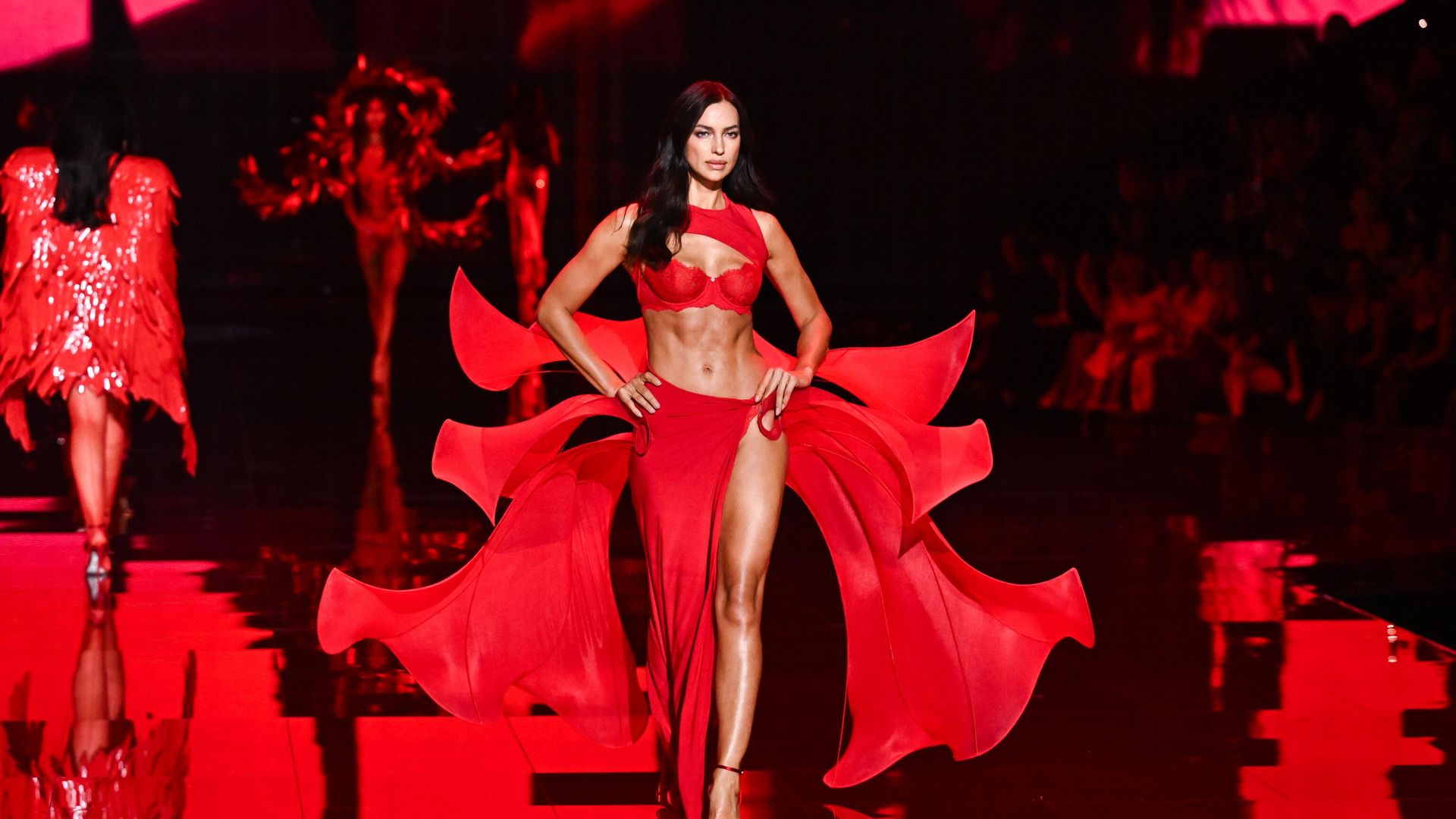 Модель Ирина Шейк на показе мод Victoria's Secret в Нью-Йорке - ИноСМИ, 1920, 16.10.2025