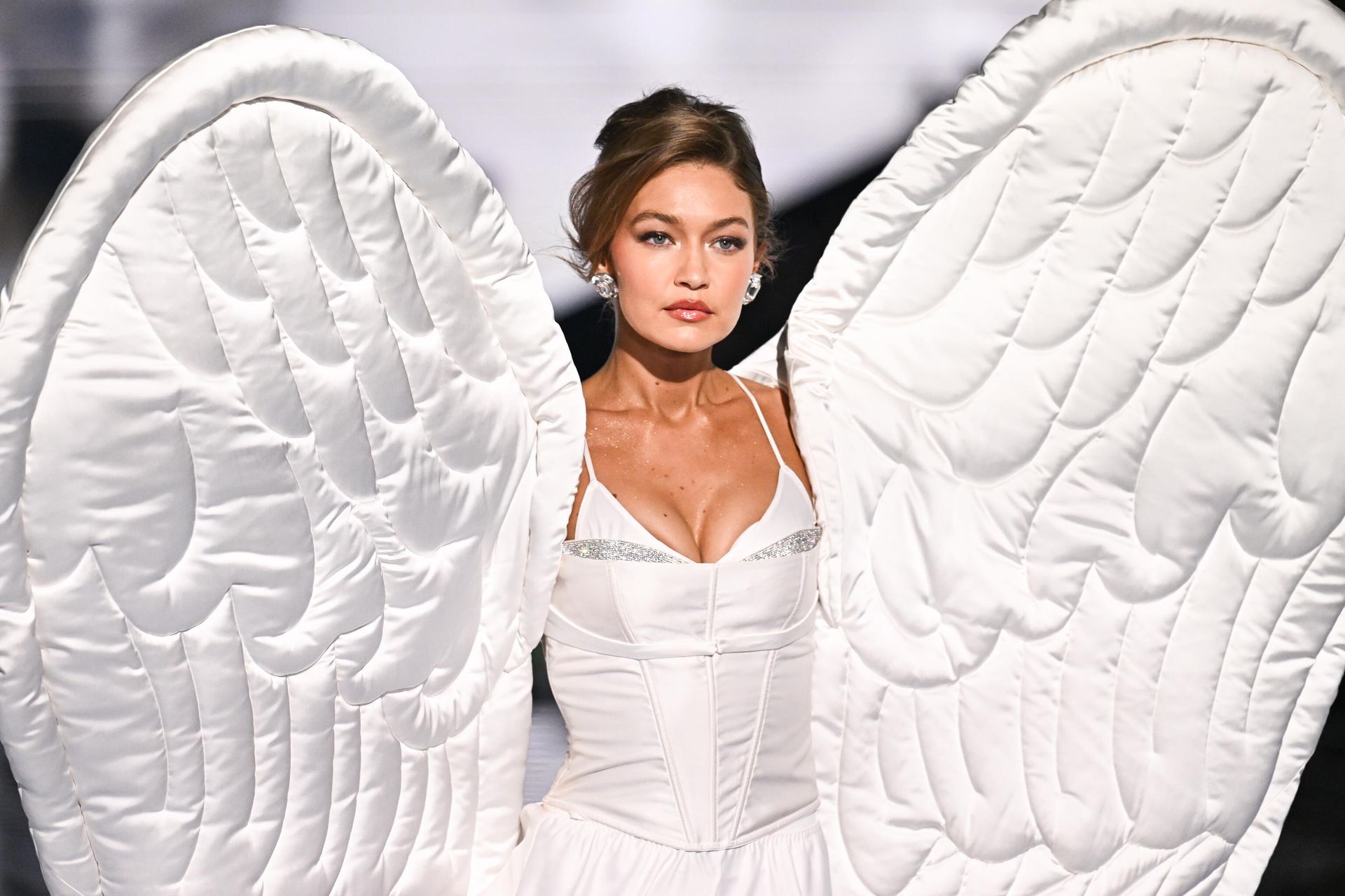 Модель Джиджи Хадид на показе мод Victoria's Secret в Нью-Йорке - ИноСМИ, 1920, 16.10.2025