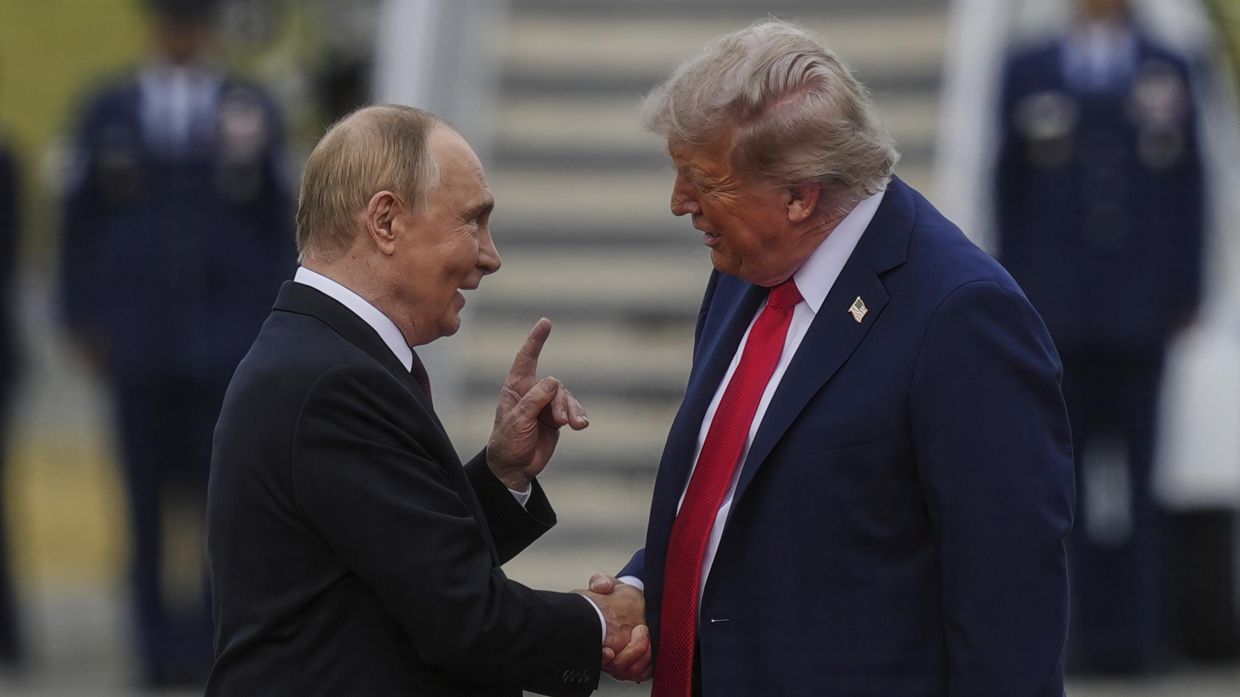Президент Дональд Трамп приветствует президента России Владимира Путина на Аляске Президент Дональд Трамп приветствует президента России Владимира Путина на Аляске