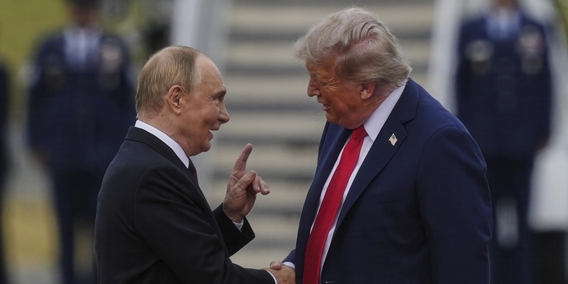Президент Дональд Трамп приветствует президента России Владимира Путина на Аляске - ИноСМИ, 1920, 20.11.2025