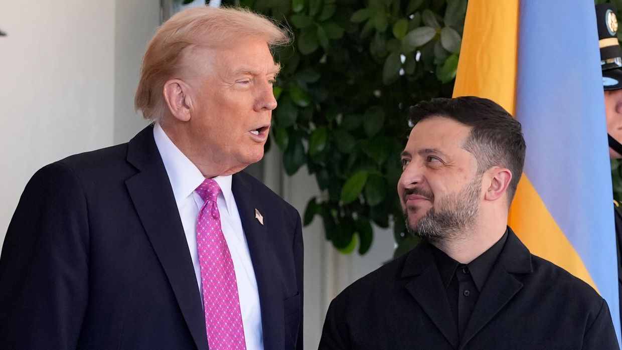 Президент США Дональд Трамп и Владимир Зеленский у западного Крыла Белого дома 17 октября 2025 г.
