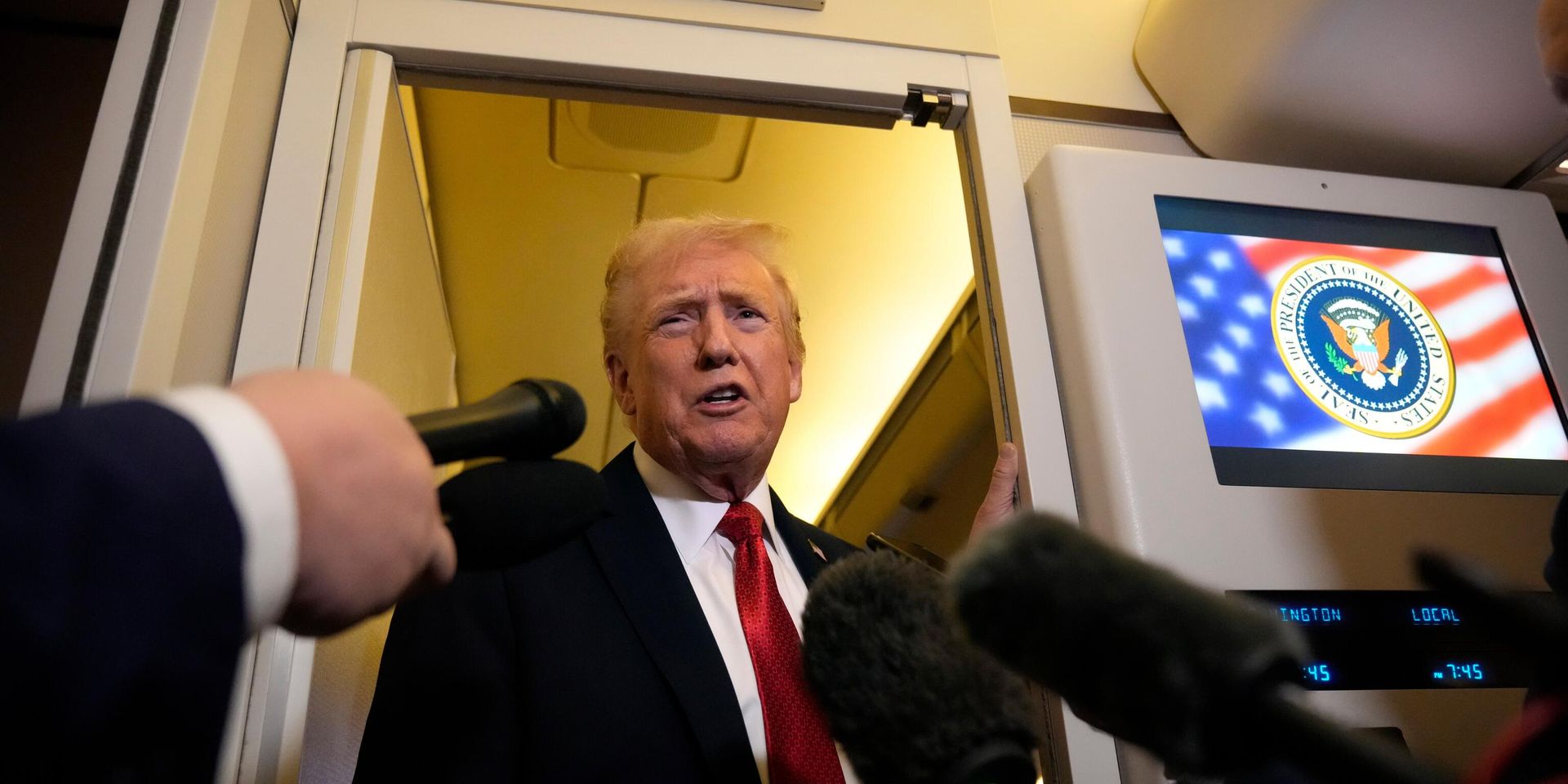Президент США Дональд Трамп беседует с журналистами на борту самолета Air Force One  - ИноСМИ, 1920, 21.10.2025