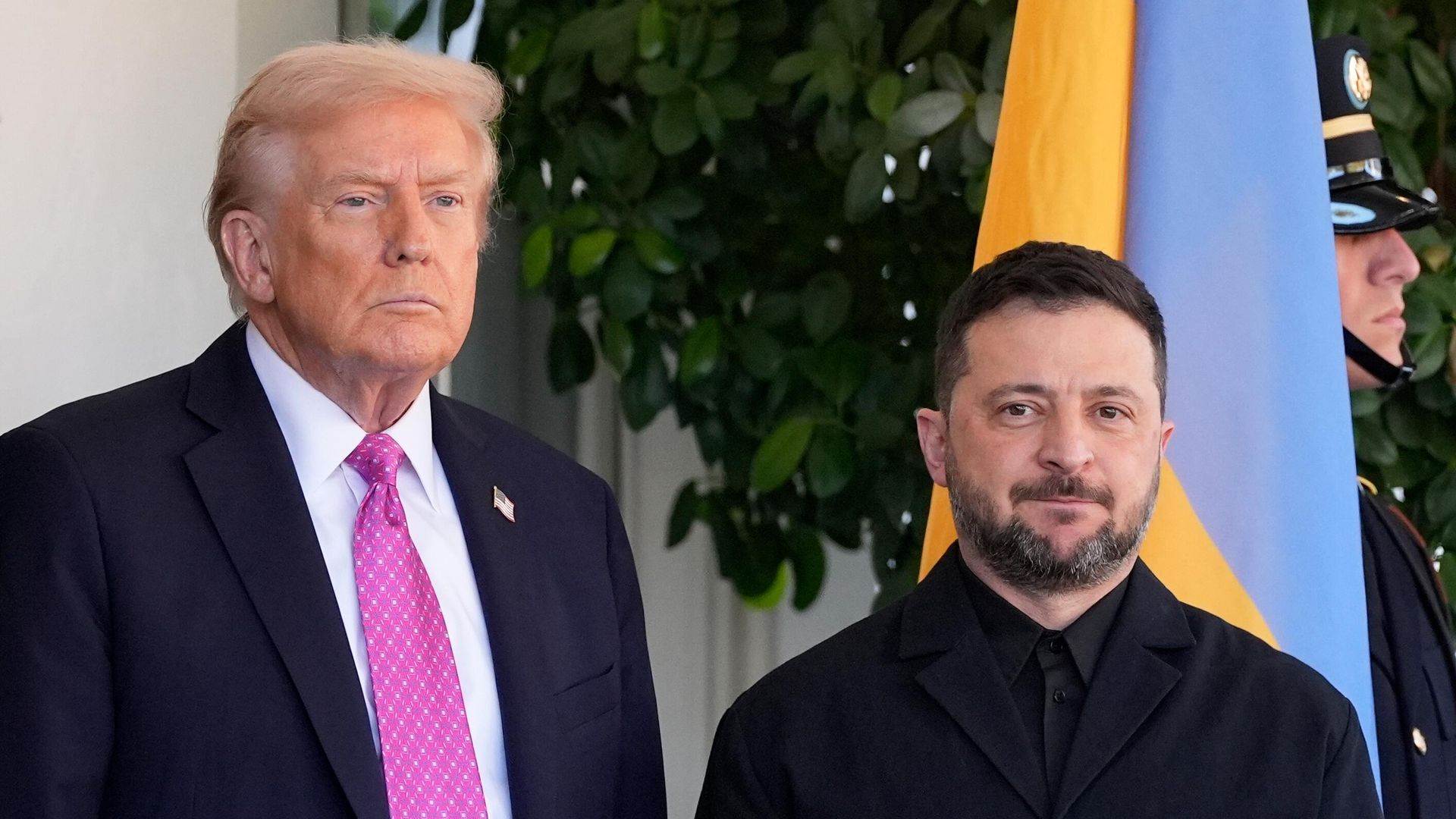 Президент США Дональд Трамп и Владимир Зеленский у западного Крыла Белого дома 17 октября 2025 г. - ИноСМИ, 1920, 20.10.2025