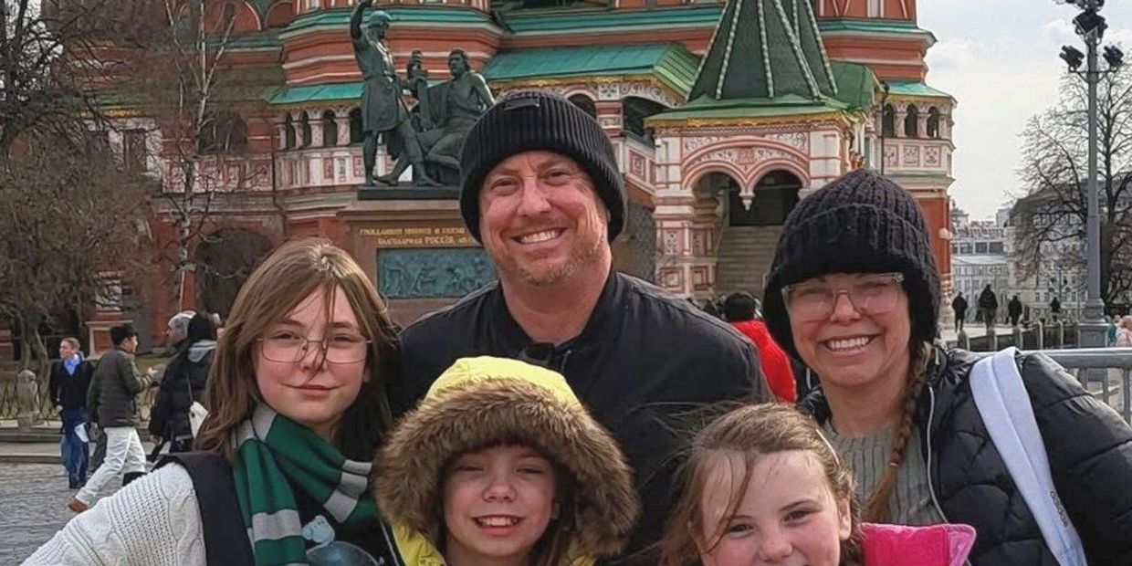 Семья Дерека Хаффмана — американца, переехавшего в Россию и отправившегося на СВО