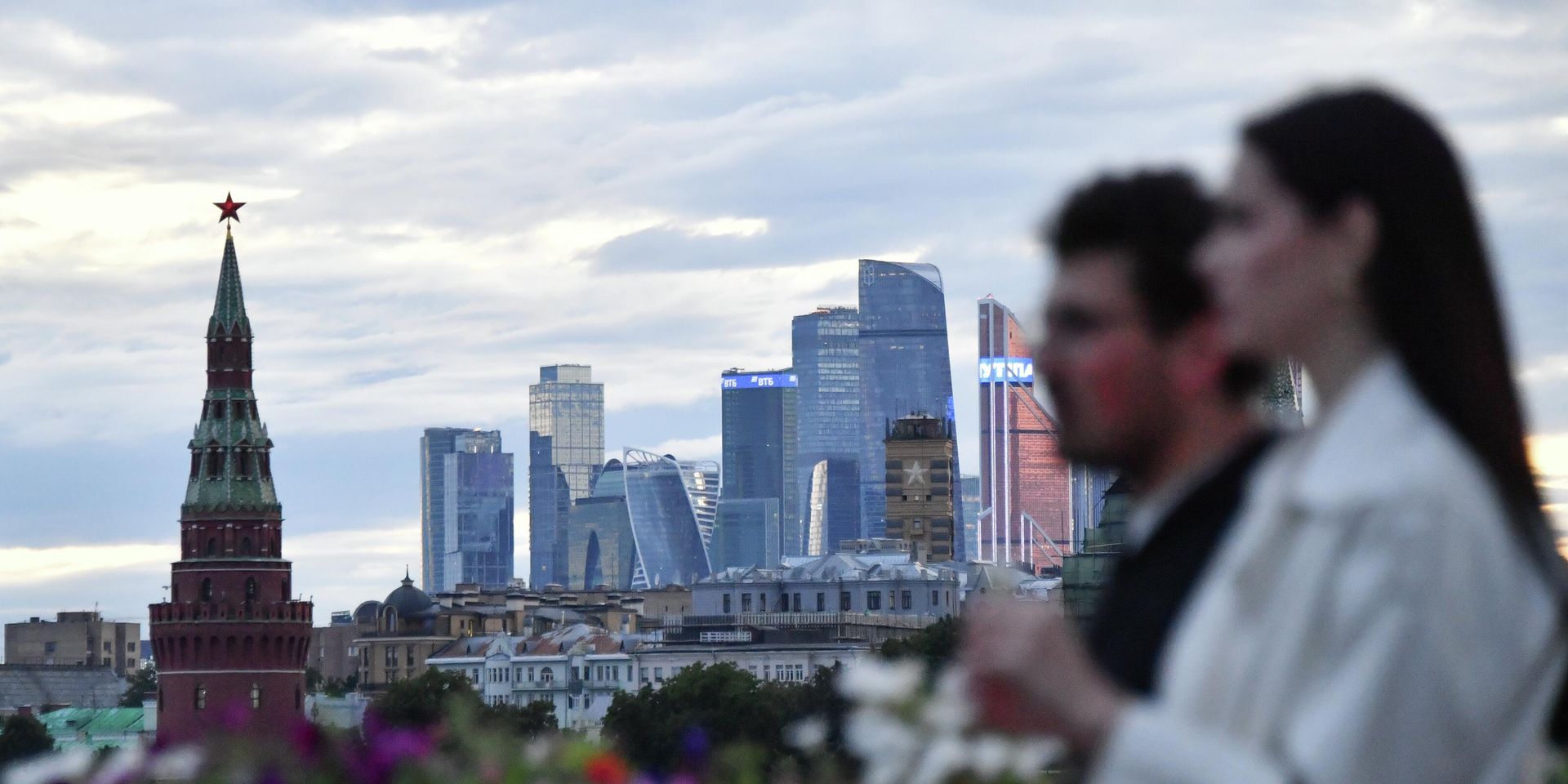 Молодой человек с девушкой идут по Большому Москворецкому мосту в Москве - ИноСМИ, 1920, 05.11.2025