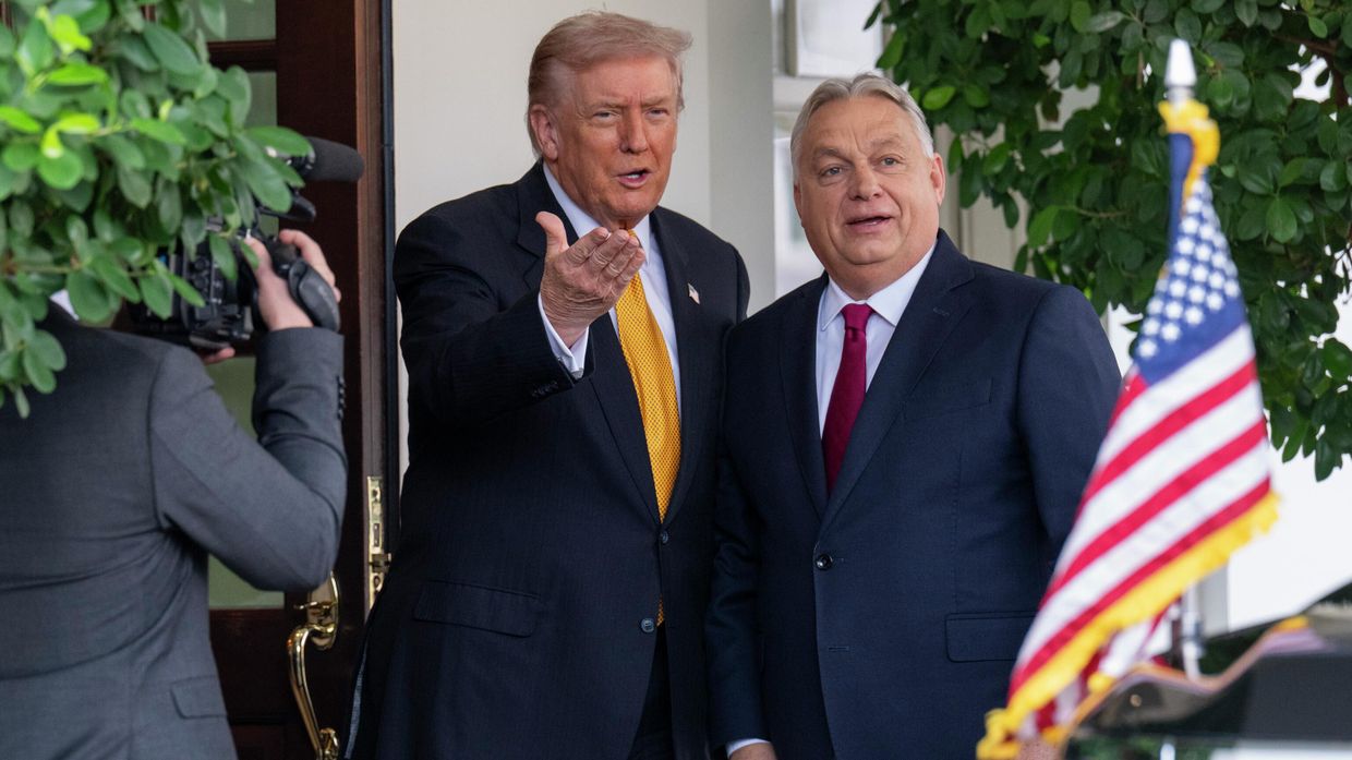 Президент США Дональд Трамп встречает премьер-министра Венгрии Виктора Орбана по прибытии в Белый дом 7 ноября 2025 г.