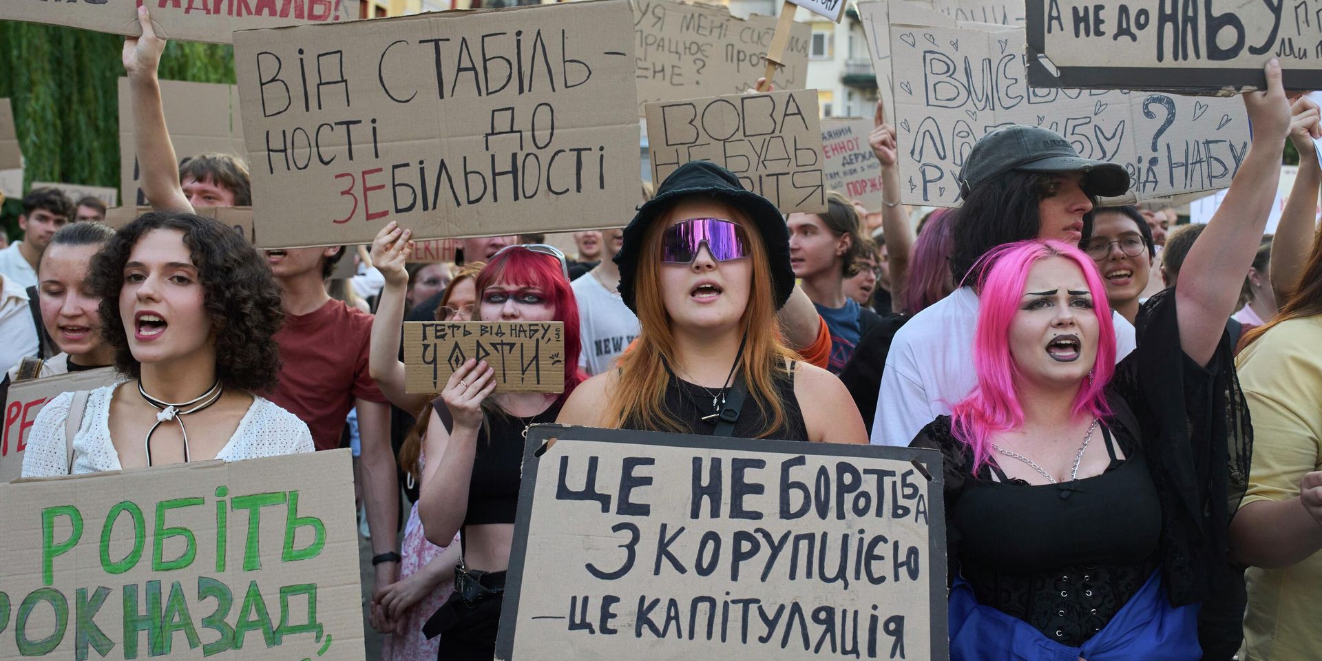 Акция протеста в Киеве против законопроекта, предложенного Зеленским, о лишении независимости антикоррупционных органов страны, июль 2025 года - ИноСМИ, 1920, 11.11.2025