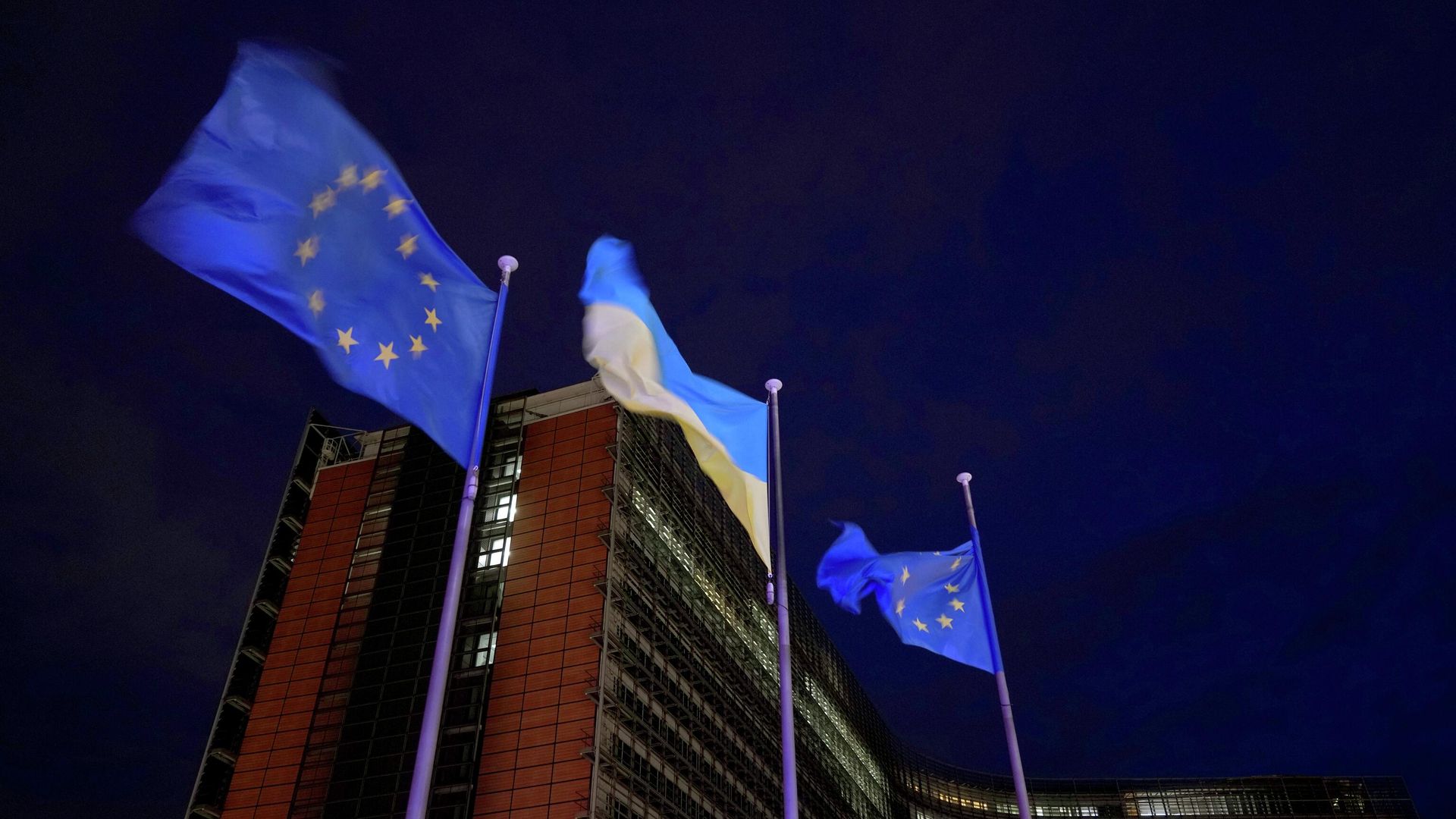 Флаги Европейского союза и Украины у штаб-квартиры ЕС в Брюсселе - ИноСМИ, 1920, 26.01.2026