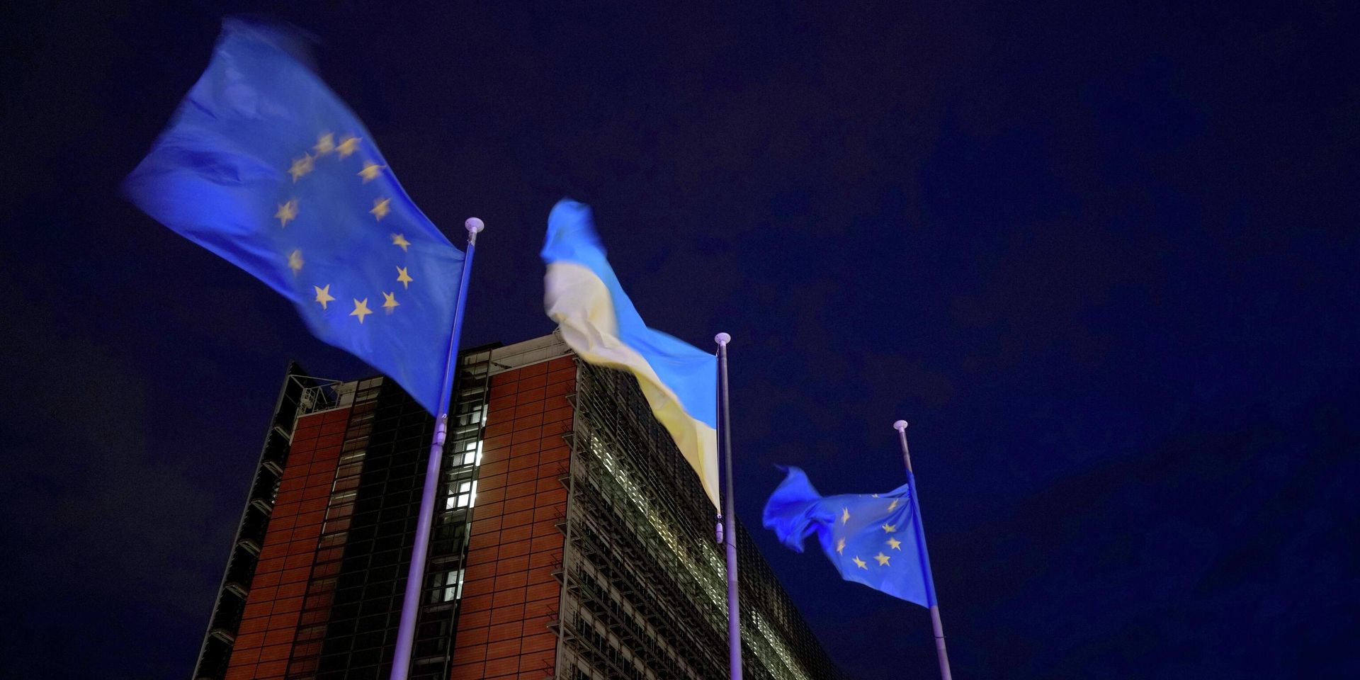 Флаги Европейского союза и Украины у штаб-квартиры ЕС в Брюсселе - ИноСМИ, 1920, 26.01.2026