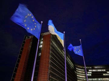 Флаги Европейского союза и Украины у штаб-квартиры ЕС в Брюсселе