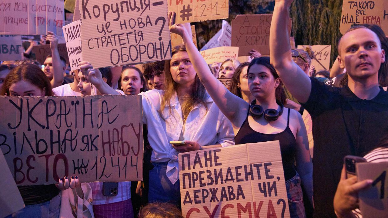 Акция протеста в центре Киева против законопроекта  о лишении независимости антикоррупционных органов Украины, июль 2025 года