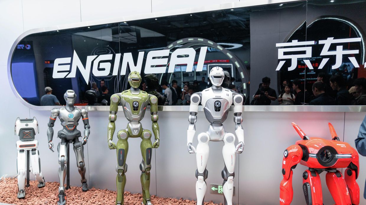 Роботы во флагманском розничном магазине EngineAI robot retail в Шэньчжэне, Китай