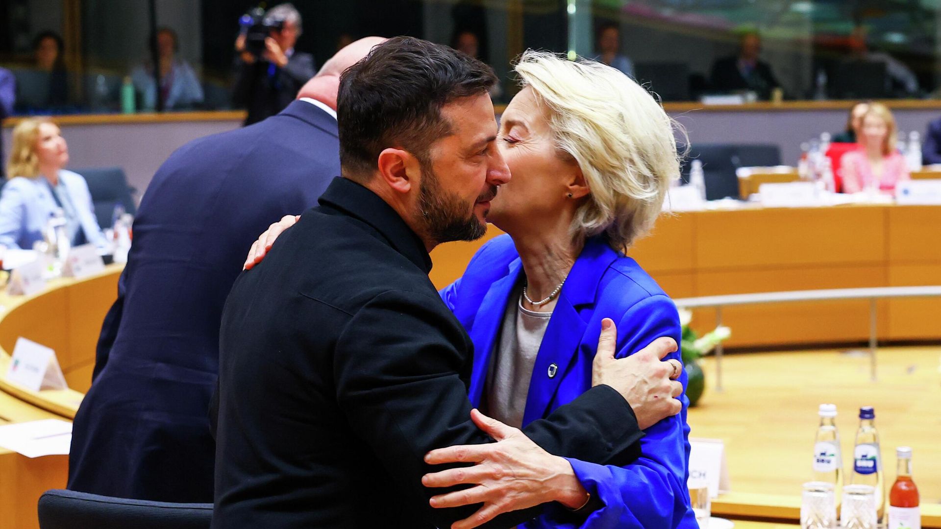 Председатель Европейской комиссии Урсула фон дер Ляйен и Владимир Зеленский во время встречи на саммите ЕС в Брюсселе - ИноСМИ, 1920, 05.12.2025