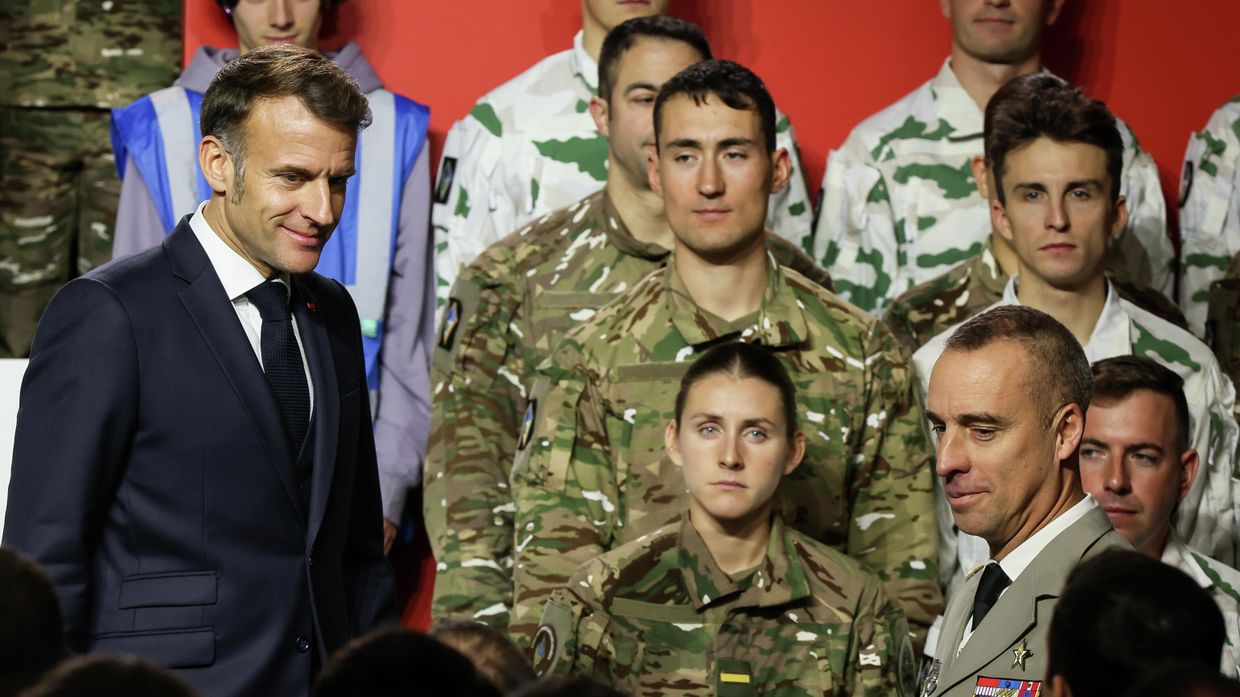 Президент Франции Эммануэль Макрон на военной базе в Варсе, Франция