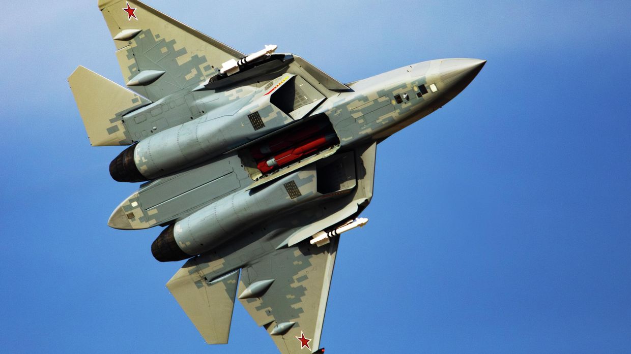 Российский истребитель Су-57Э на Международном авиационно-космическом салоне Dubai Airshow-2025
