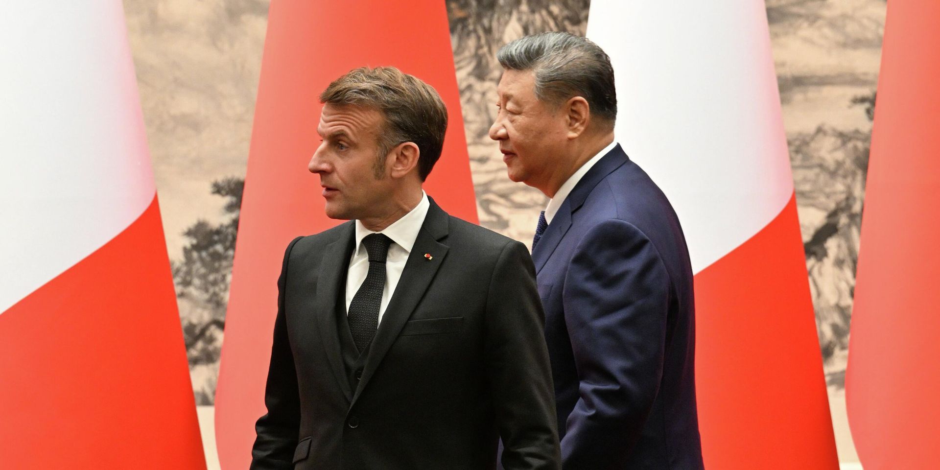 Президент Франции Эммануэль Макрон и председатель КНР Си Цзиньпин во время встречи в Пекине, 4 декабря 2025 года - ИноСМИ, 1920, 04.12.2025