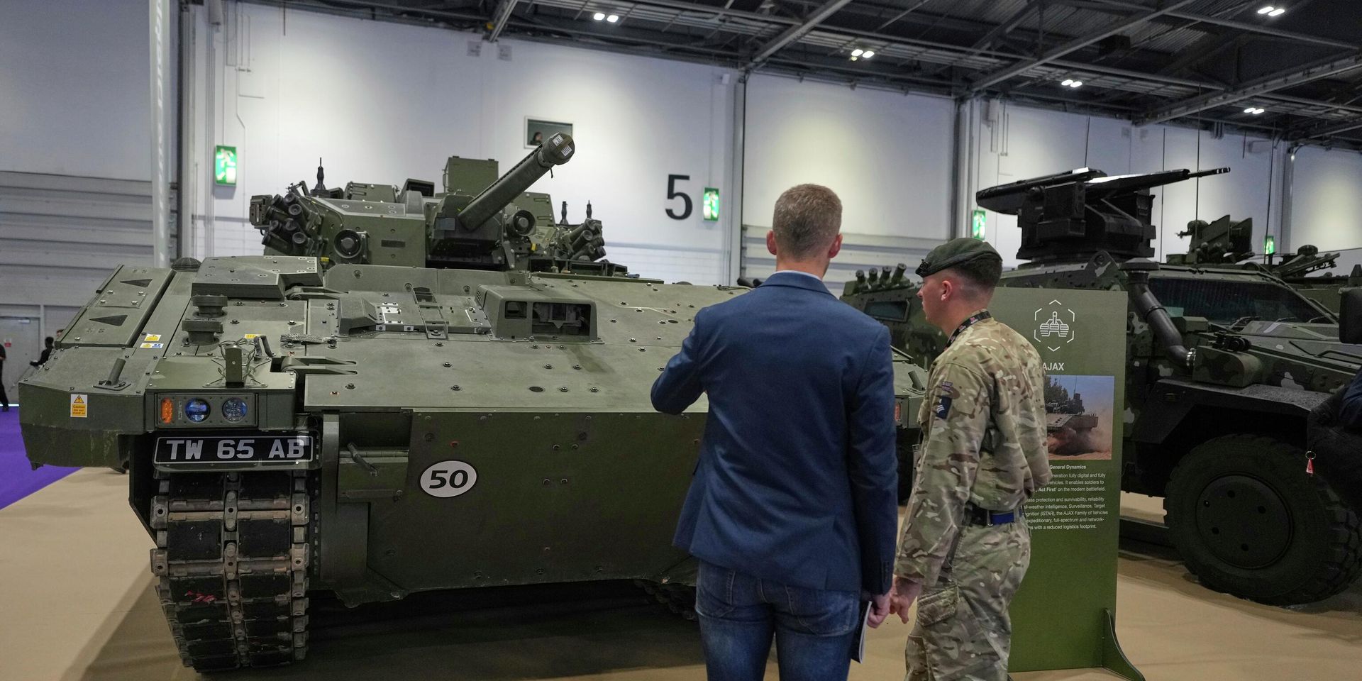 Новая боевая бронированная машина британской армии Ajax на выставке военной техники DSEI в Лондоне (AP Photo/Alastair Grant) - ИноСМИ, 1920, 25.12.2025