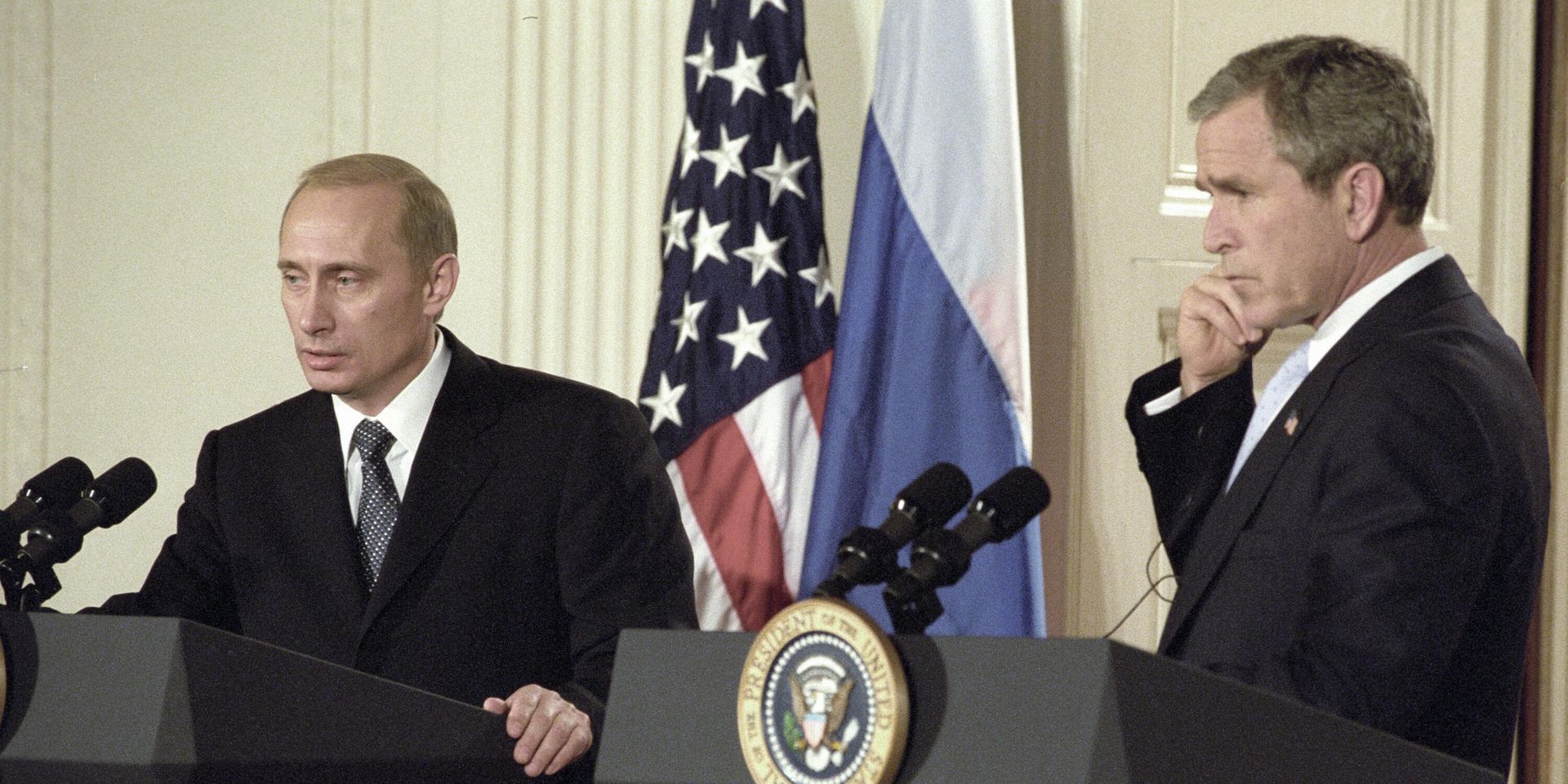 Президент РФ Владимир Путин (слева) и Президент США Джордж Буш (справа)  - ИноСМИ, 1920, 29.12.2025
