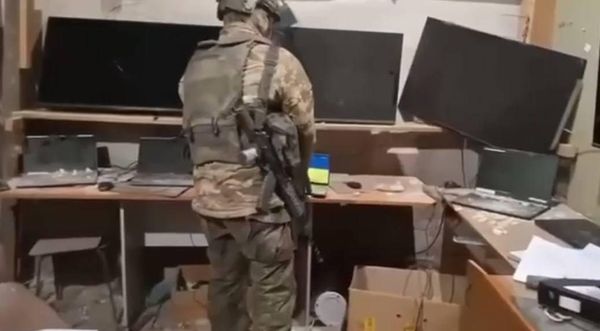 Российские мотострелки заняли брошенный штаб украинской бригады теробороны в Гуляйполе