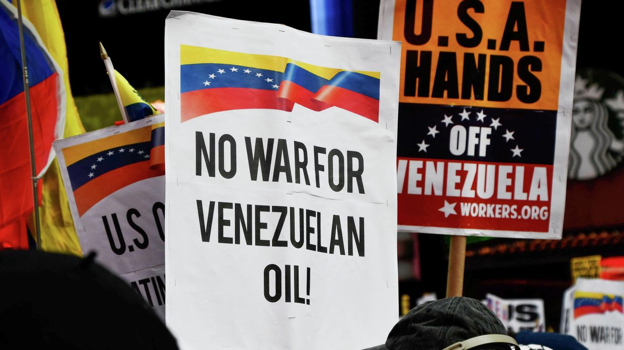 Митинг в Нью-Йорке против военной операции США в Венесуэле