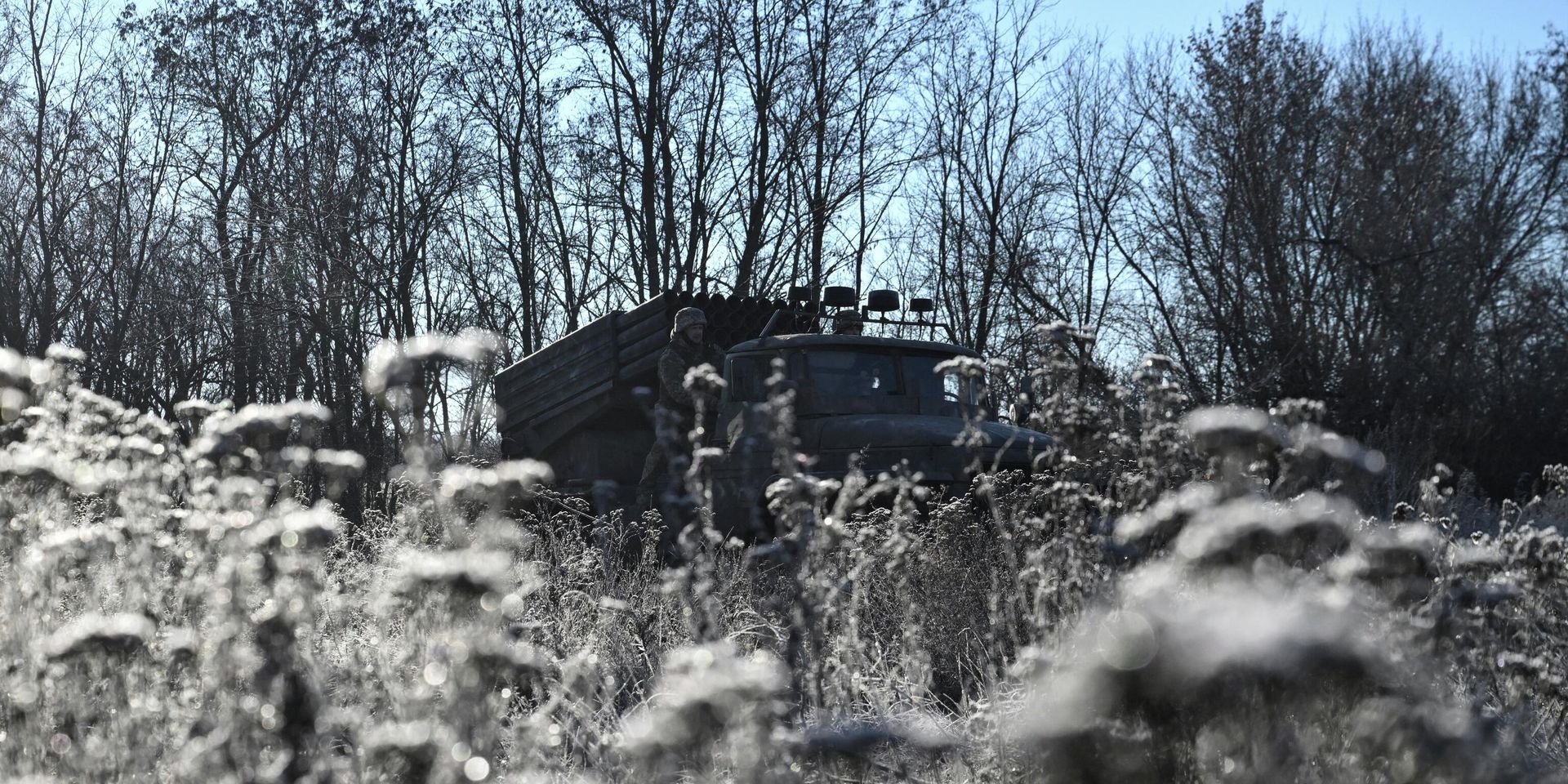 Боевик ВСУ и реактивная система залпового огня БМ-21 Град на линии фронта в оккупированной части ДНР - ИноСМИ, 1920, 06.01.2026