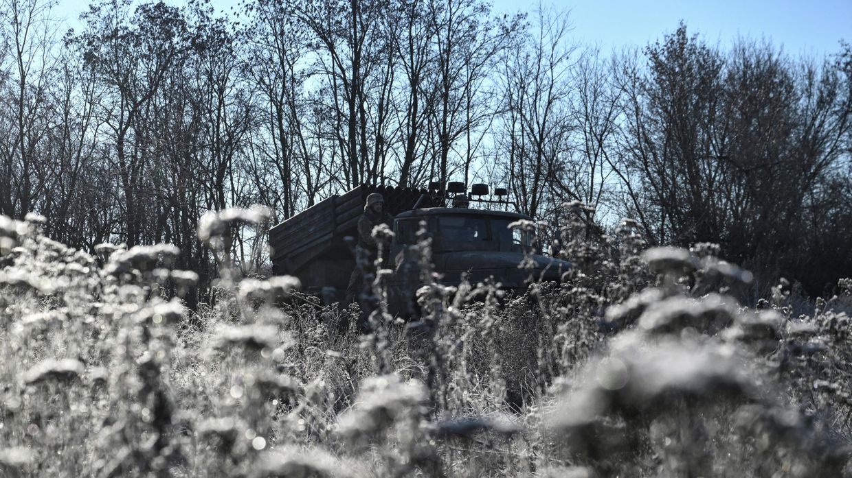 Боевик ВСУ и реактивная система залпового огня БМ-21 Град на линии фронта в оккупированной части ДНР