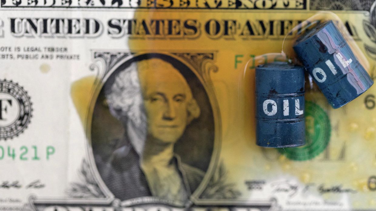 Миниатюрные изображения нефтяных бочек и банкнота в долларах США