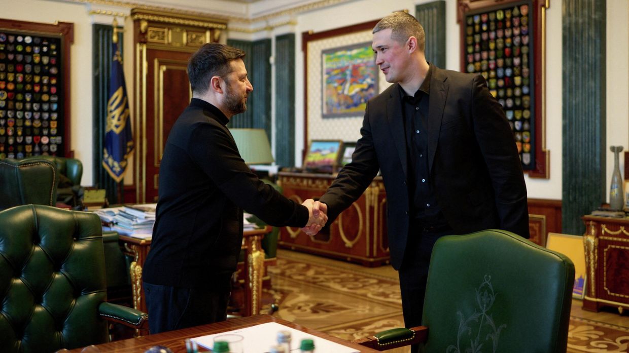 Владимир Зеленский и новый министр обороны Украины Михаил Федоров пожимают друг другу руки