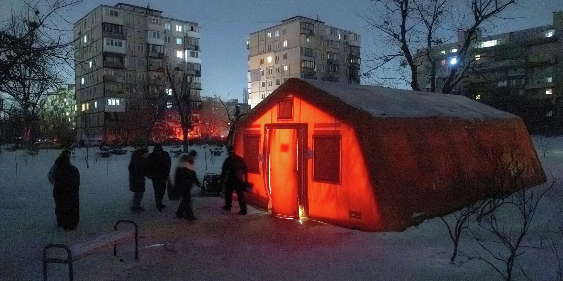 Пункт безопасности в Киеве, установленный на случай отключения энергии и отопления в жилых домах. - ИноСМИ, 1920, 27.01.2026