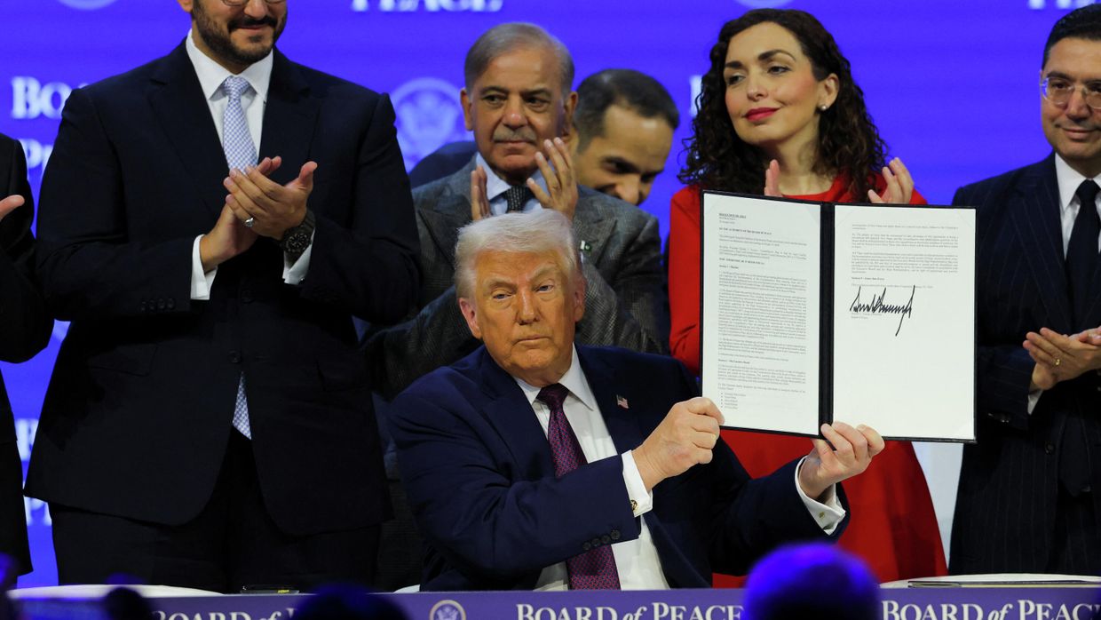 Президент США Дональд Трамп держит в руках подписанный Устав Совета мира в Давосе, Швейцария, 22 января 2026 года Президент США Дональд Трамп держит в руках подписанный Устав Совета мира в Давосе, Швейцария, 22 января 2026 года