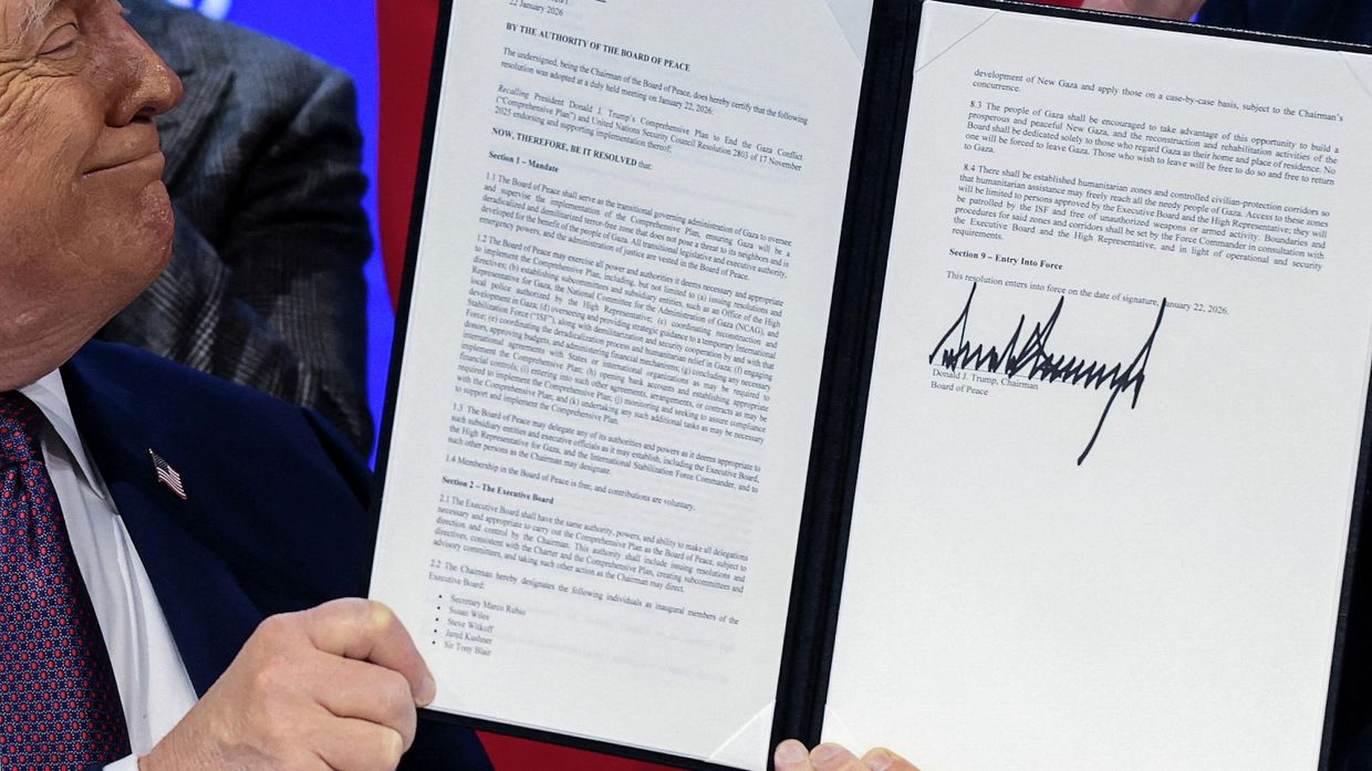 Дональд Трамп держит подписанный устав Совета мира в Давосе, 22 января 2026 г. Дональд Трамп держит подписанный устав Совета мира в Давосе, 22 января 2026 г.