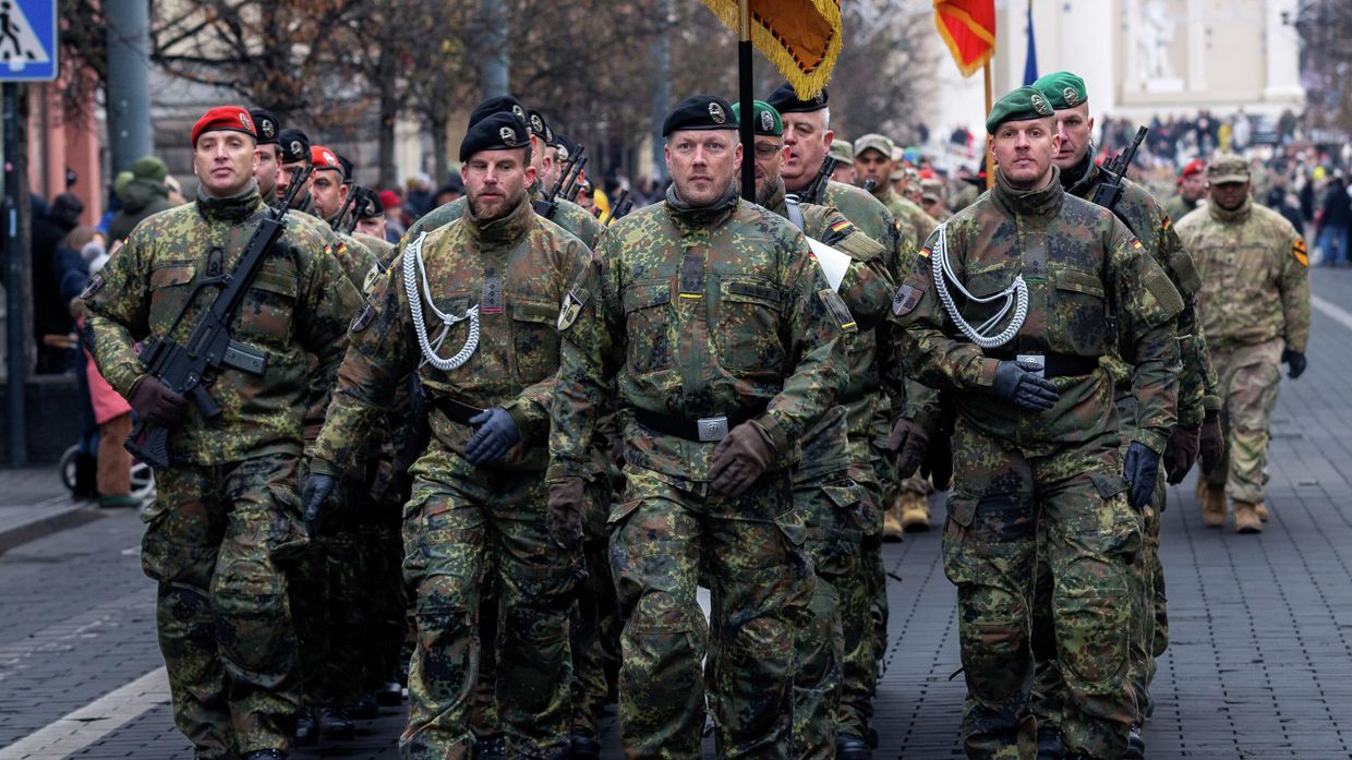 Военнослужащие немецкой армии маршируют во время военного парада в Вильнюсе, Литва