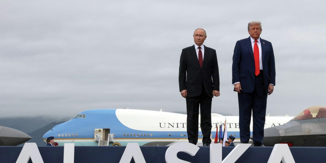15 августа 2025. Президент РФ Владимир Путин и президент США Дональд Трамп (справа) во время встречи на военной базе Эльмендорф-Ричардсон на Аляске.