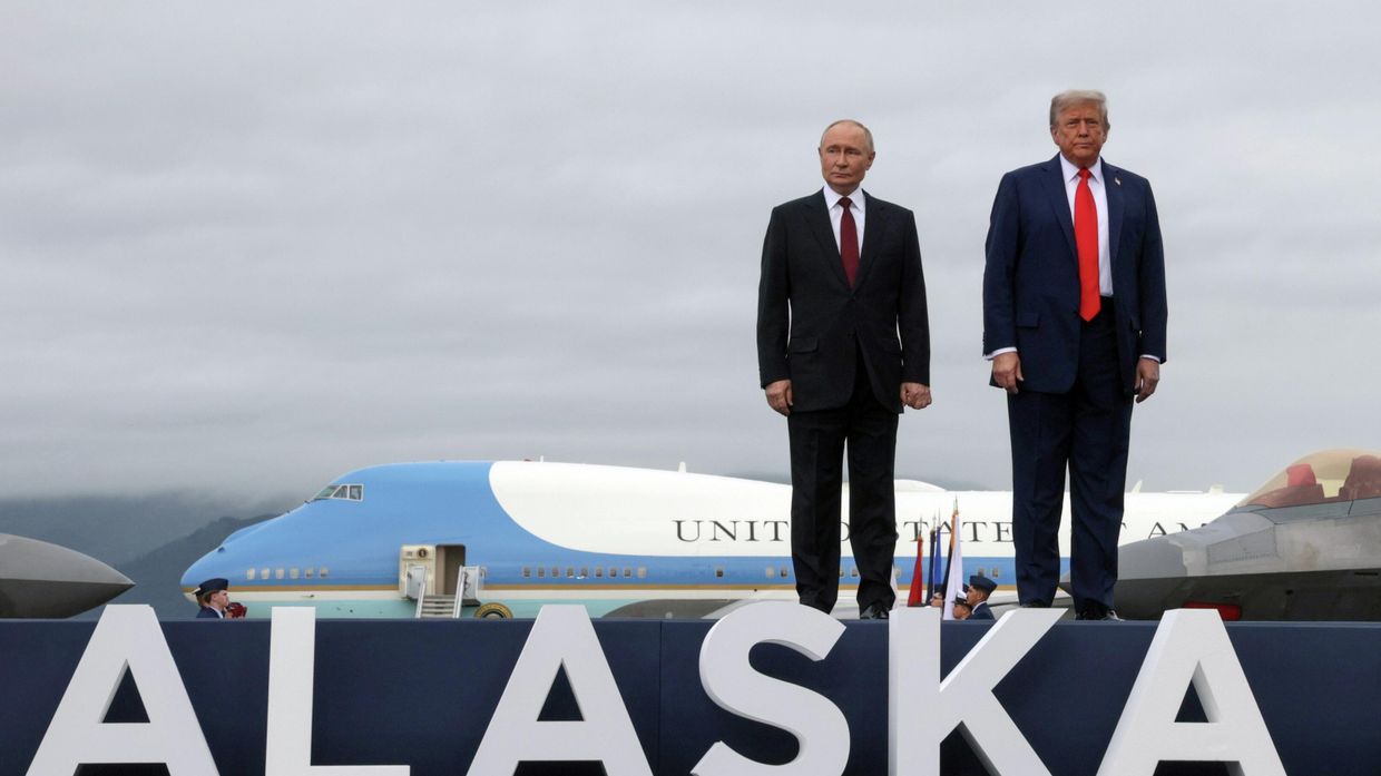 15 августа 2025. Президент РФ Владимир Путин и президент США Дональд Трамп (справа) во время встречи на военной базе Эльмендорф-Ричардсон на Аляске.