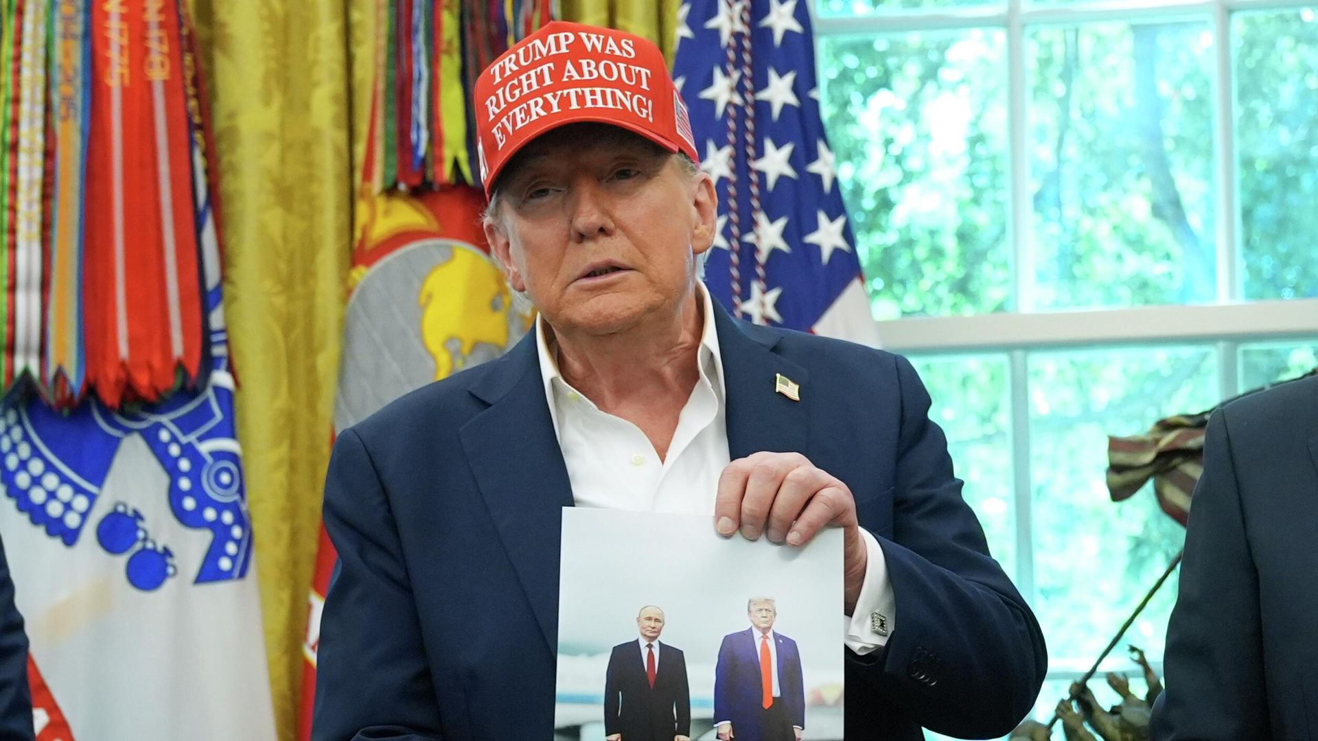 Президент США Дональд Трамп держит в руках свою фотографию с президентом России Владимиром Путиным в Овальном кабинете Белого дома - ИноСМИ, 1920, 08.07.2026